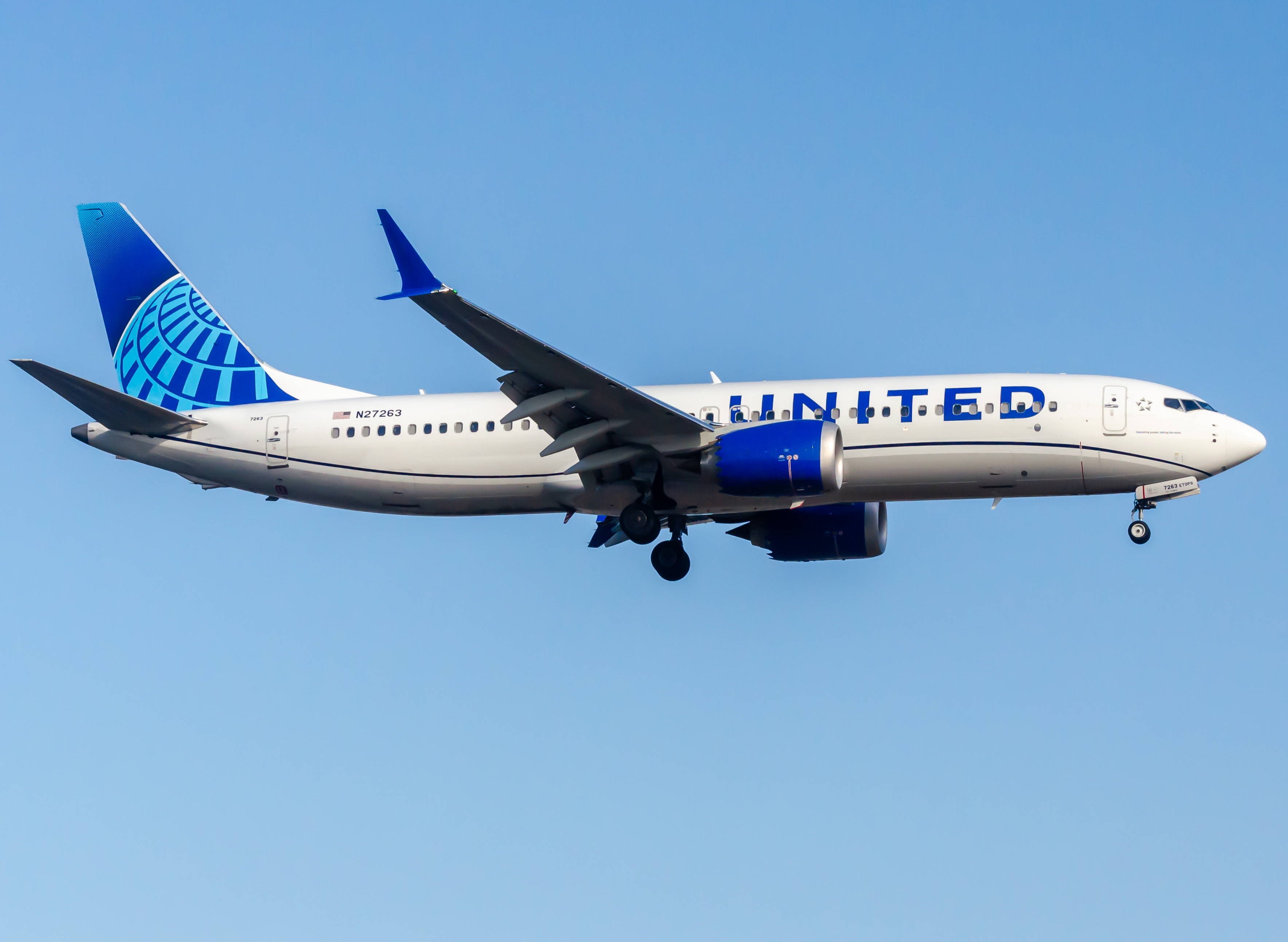 Full size: United Airlines Boeing 737 MAX 8 N27263 at Newark Liberty International Airport