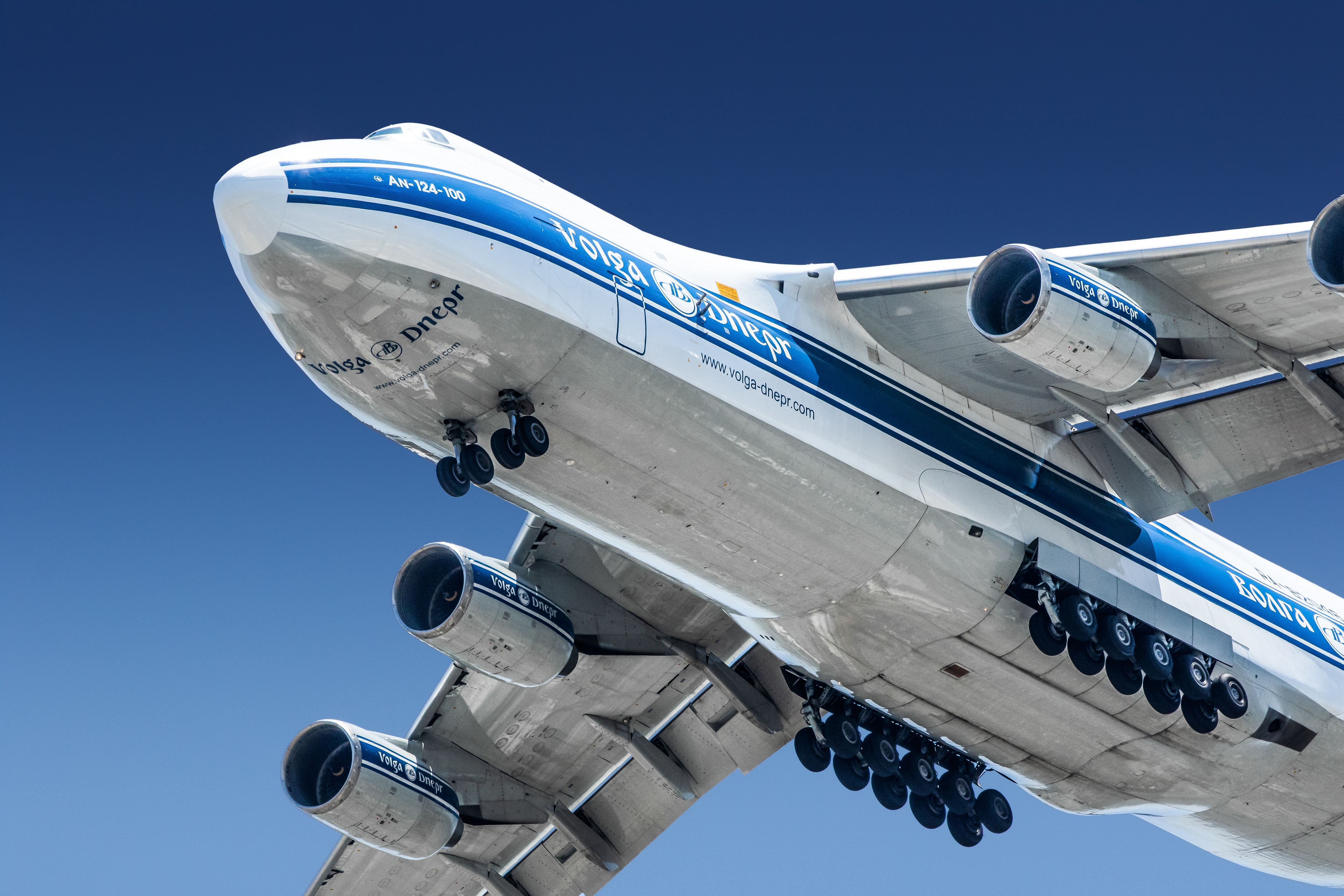 Full size: Volga-Dnepr Airlines Antonov An-124 RA82046 at Moffett Federal Airfield