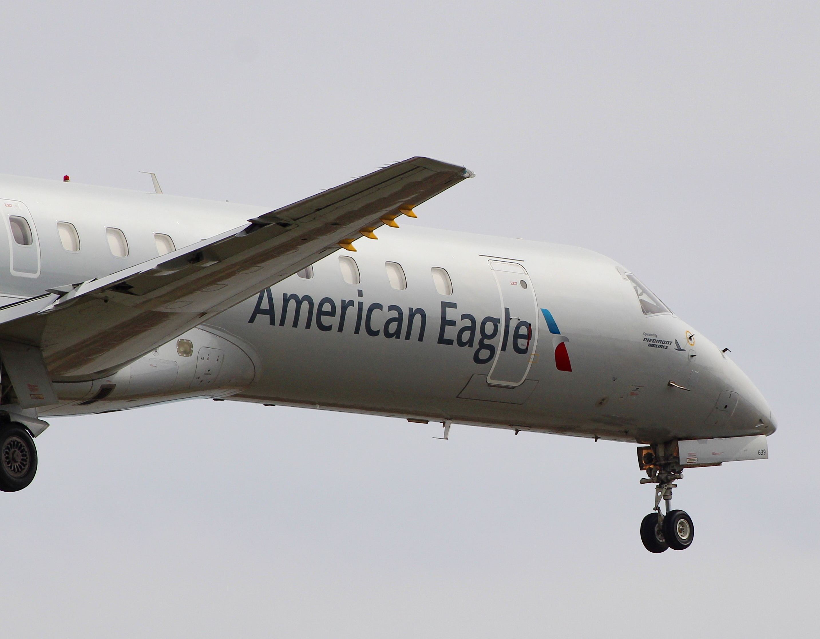 Full size: American Eagle Embraer ERJ145 N639AE at Ronald Reagan National Airport