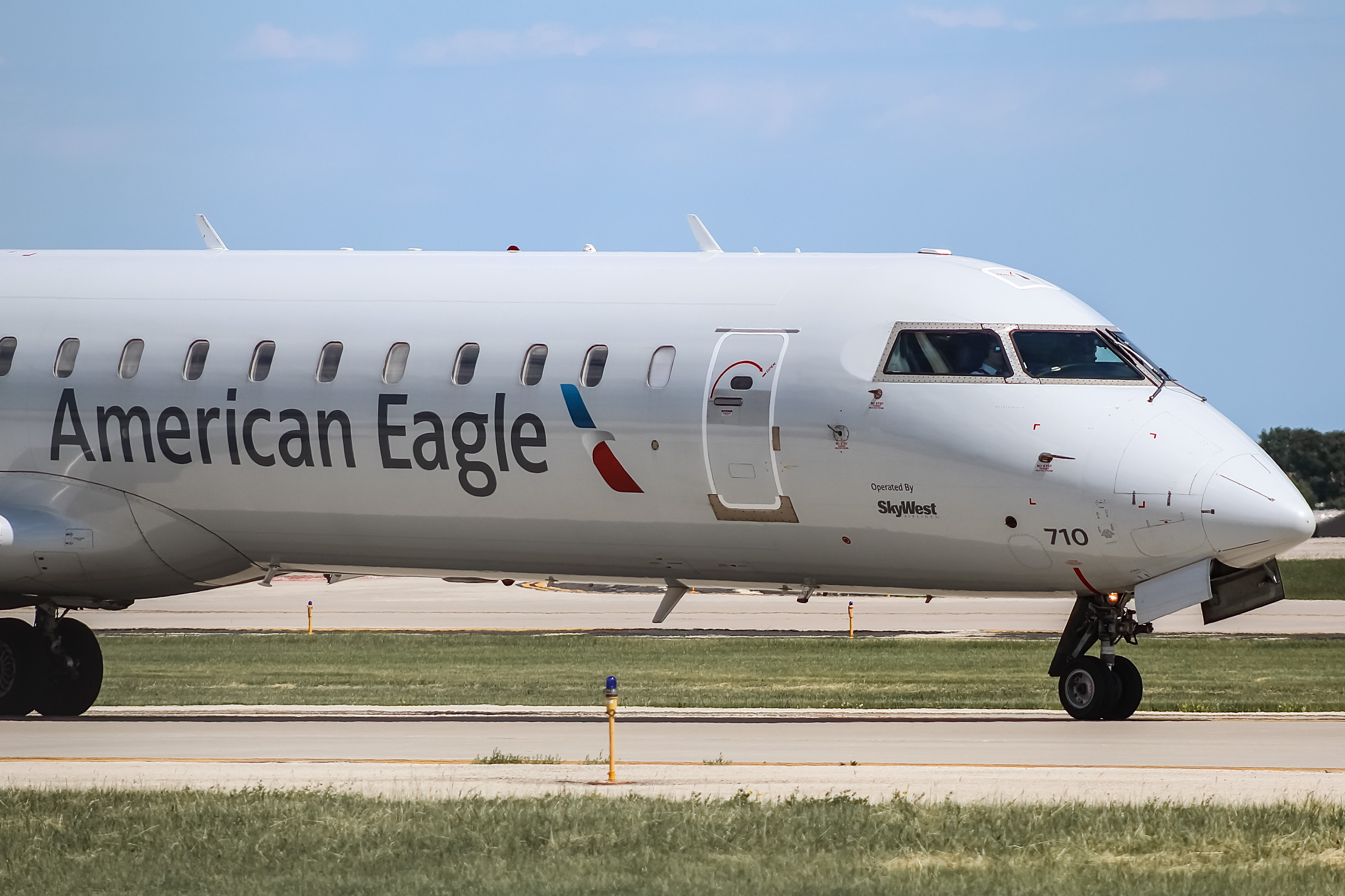 Full size: American Eagle Mitsubishi CRJ-700 N710SK at General Mitchell International Airport