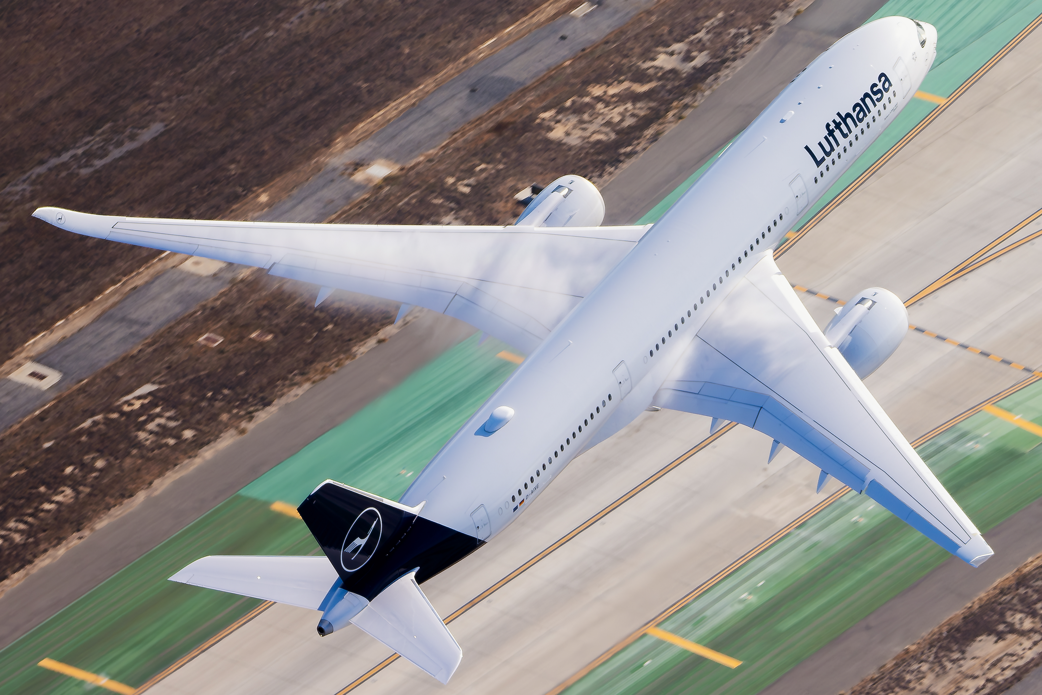 Full size: Lufthansa Airbus A350-900 D-AIXE at Los Angeles International Airport