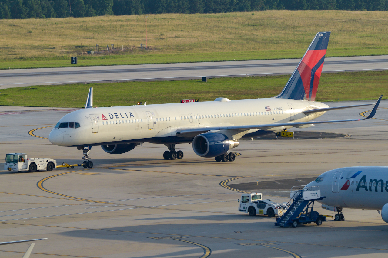 Full size: Delta Airlines Boeing 757-200 N6706Q at Raleigh-Durham International Airport
