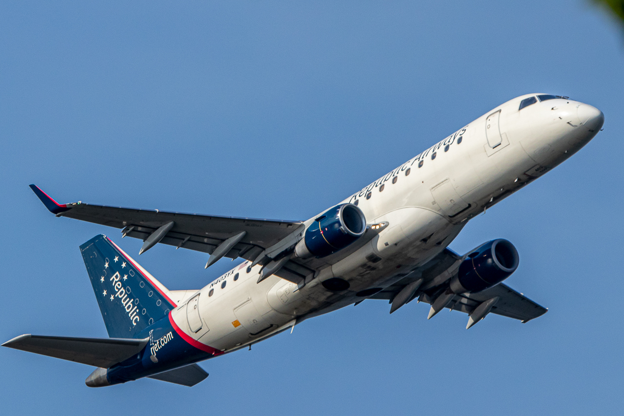 Full size: Republic Airways Embraer E170 N403YX at Ronald Reagan National Airport