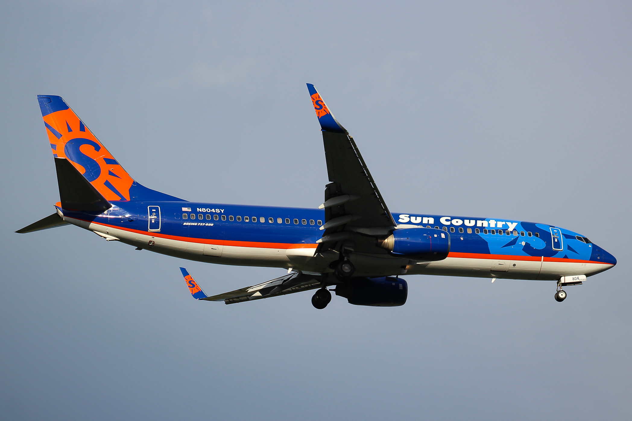 Full size: Sun Country Airlines Boeing 737-800 N804SY at Seattle-Tacoma International Airport