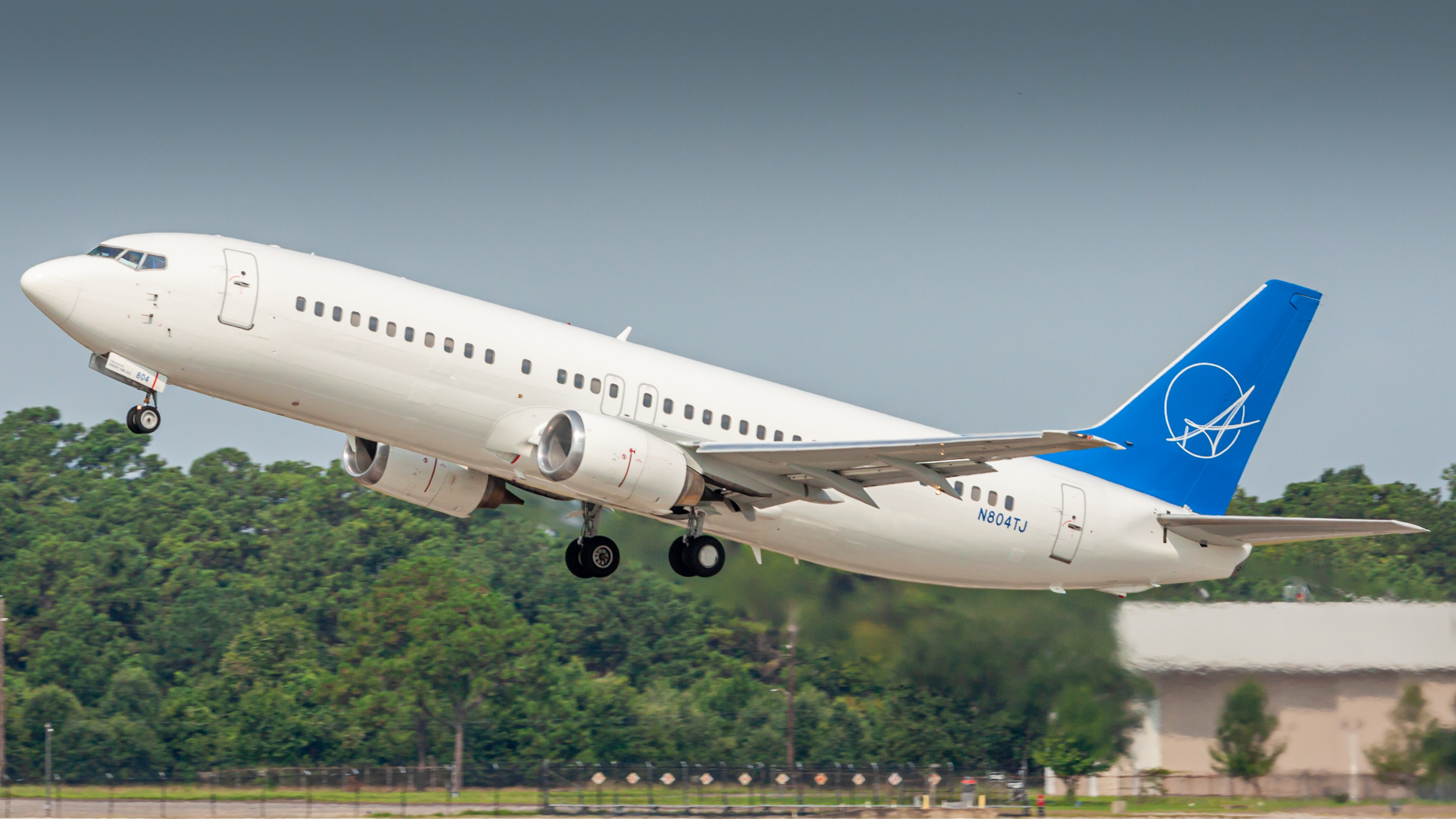 Full size: iAero Airways Boeing 737-400 N804TJ at Houston-George Bush Intercontinental Airport