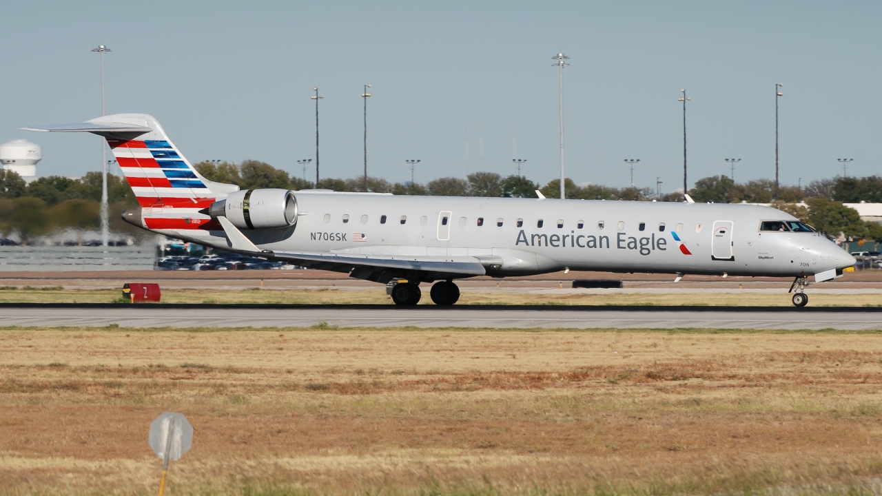 Full size: American Eagle Mitsubishi CRJ-700 N706SK at Dallas-Fort Worth International Airport