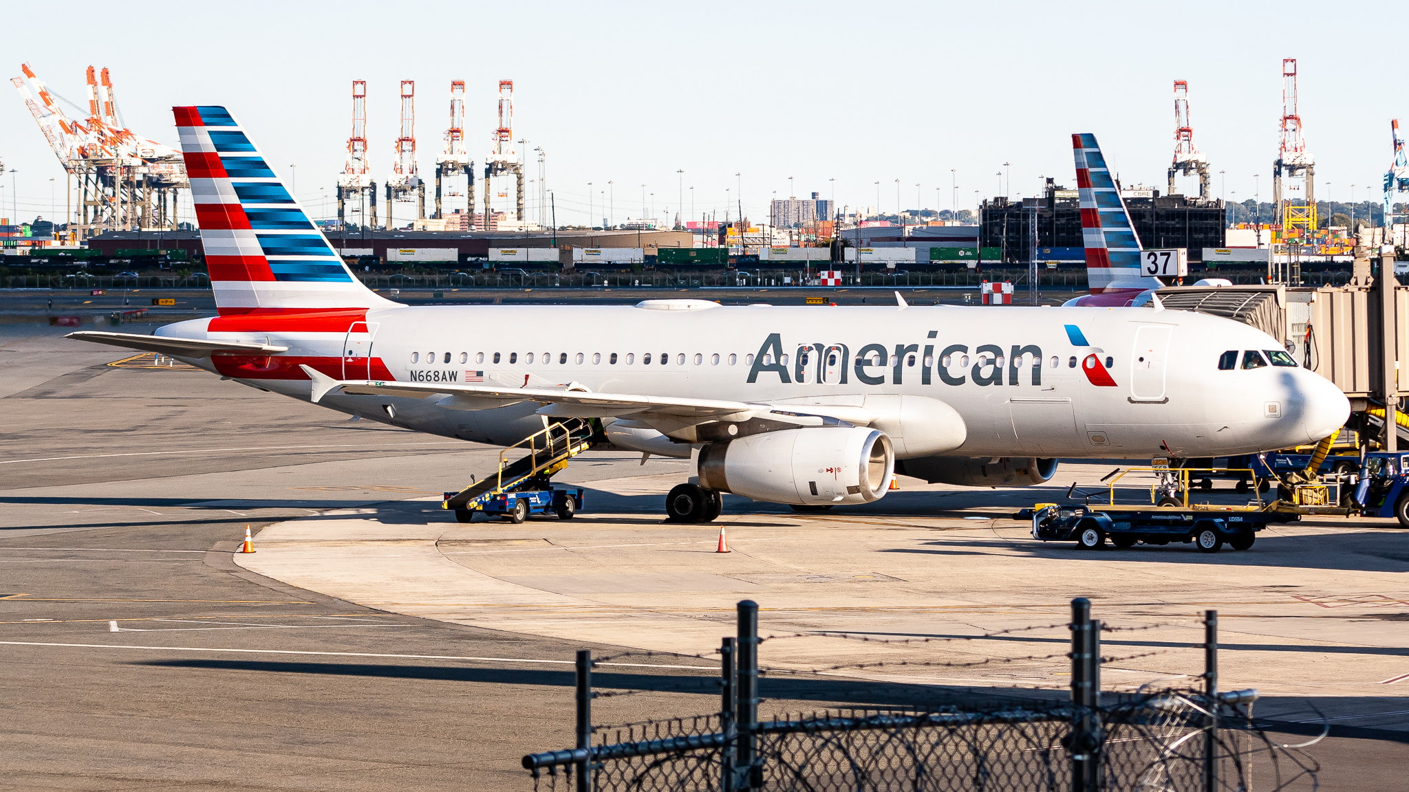 Full size: American Airlines Airbus A320 N668AW at Newark Liberty International Airport