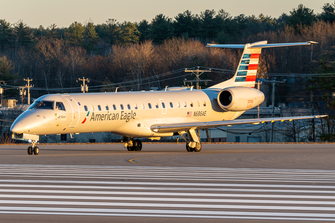 Full size: American Eagle Embraer ERJ145 N686AE at Manchester Airport