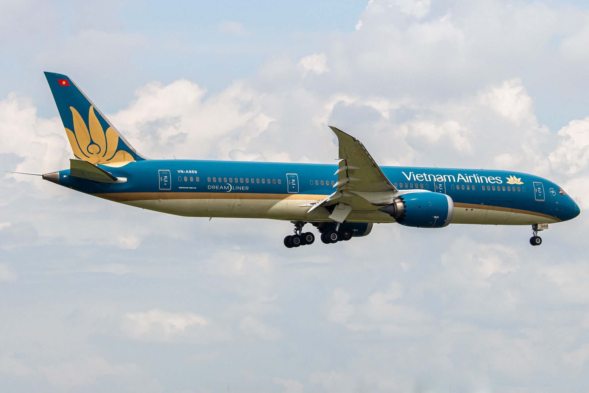 Full size: Vietnam Airlines Boeing 787-9 VN-A869 at Tan Son Nhat International Airport