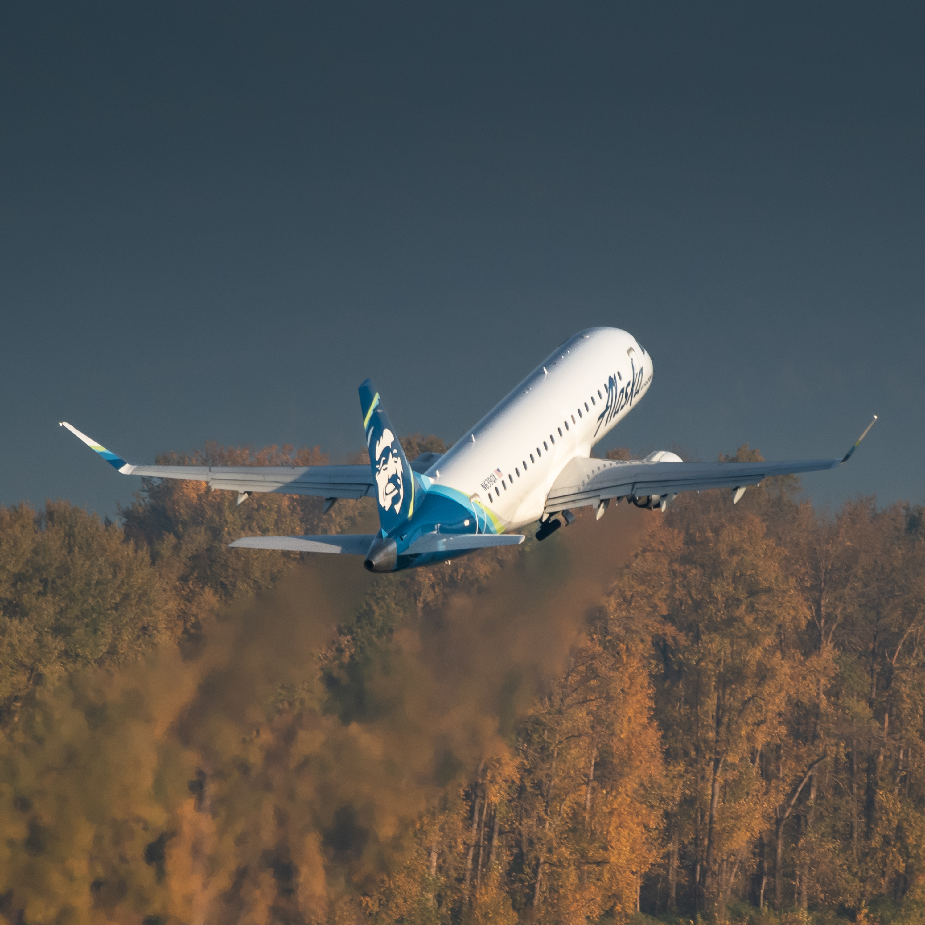 Full size: Alaska Airlines Embraer E175 N639QX at Portland International Airport