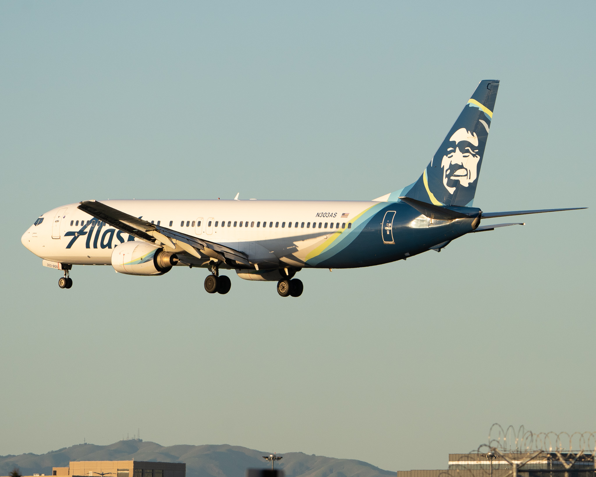 Full size: Alaska Airlines Boeing 737-900 N303AS at Norman Y Mineta San Jose International Airport