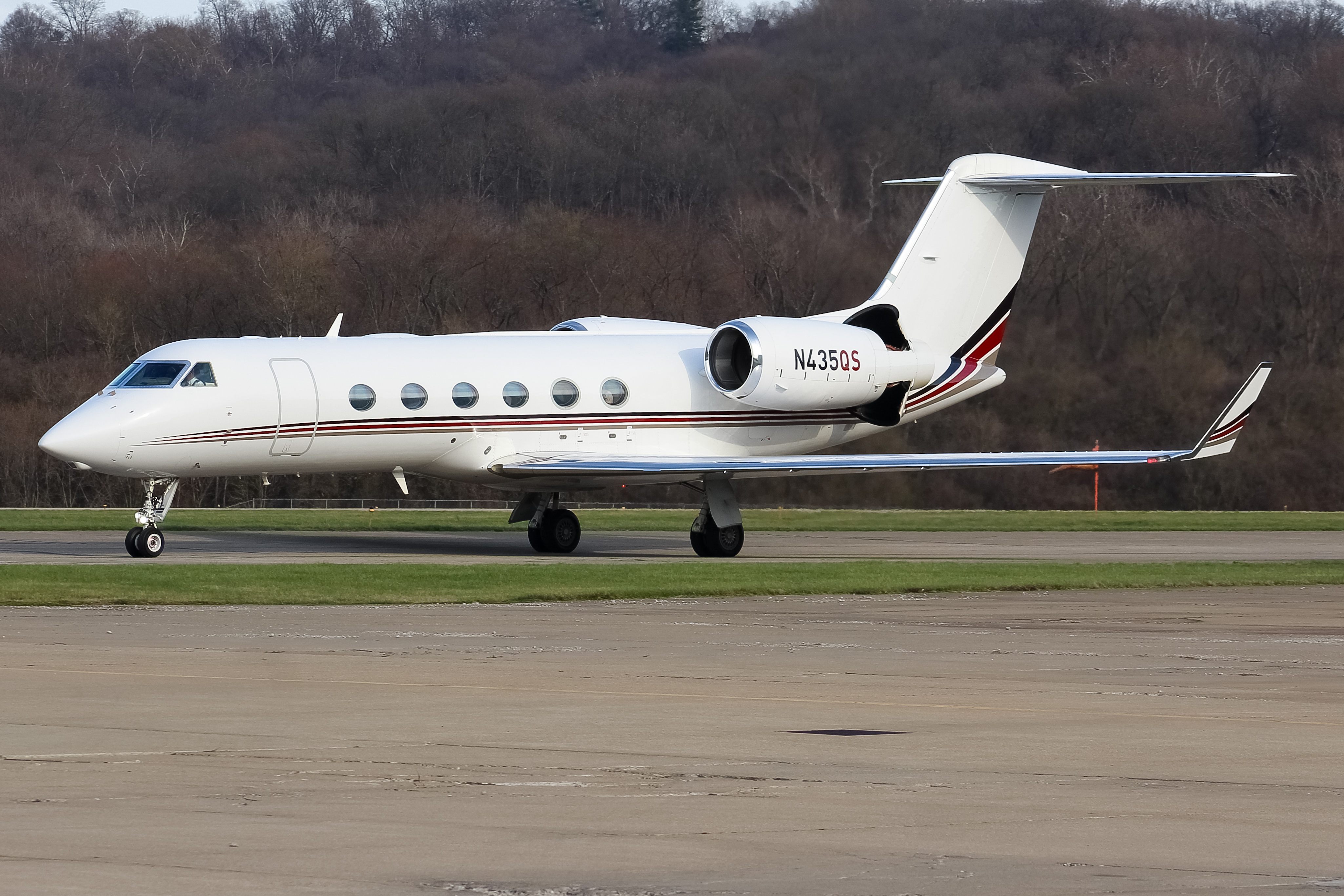 Full size: NetJets Gulfstream IV N435QS at Cincinnati Municipal Airport/Lunken Field