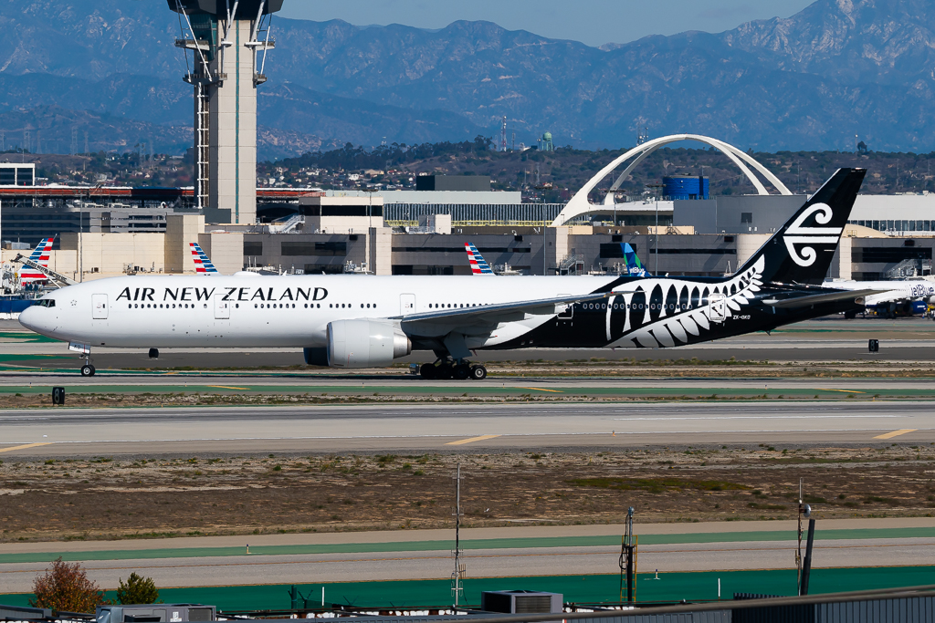 Full size: Air New Zealand Boeing 777-300ER ZK-OKO at Los Angeles International Airport