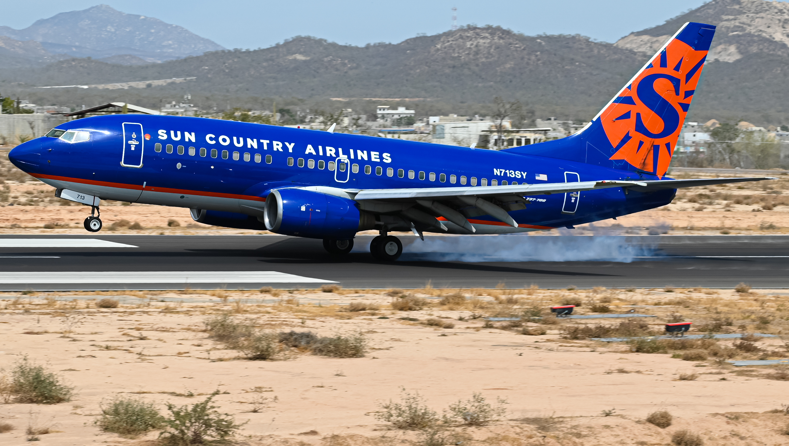 Full size: Sun Country Airlines Boeing 737-700 N713SY at Aeropuerto de Cabo San Lucas Internacional