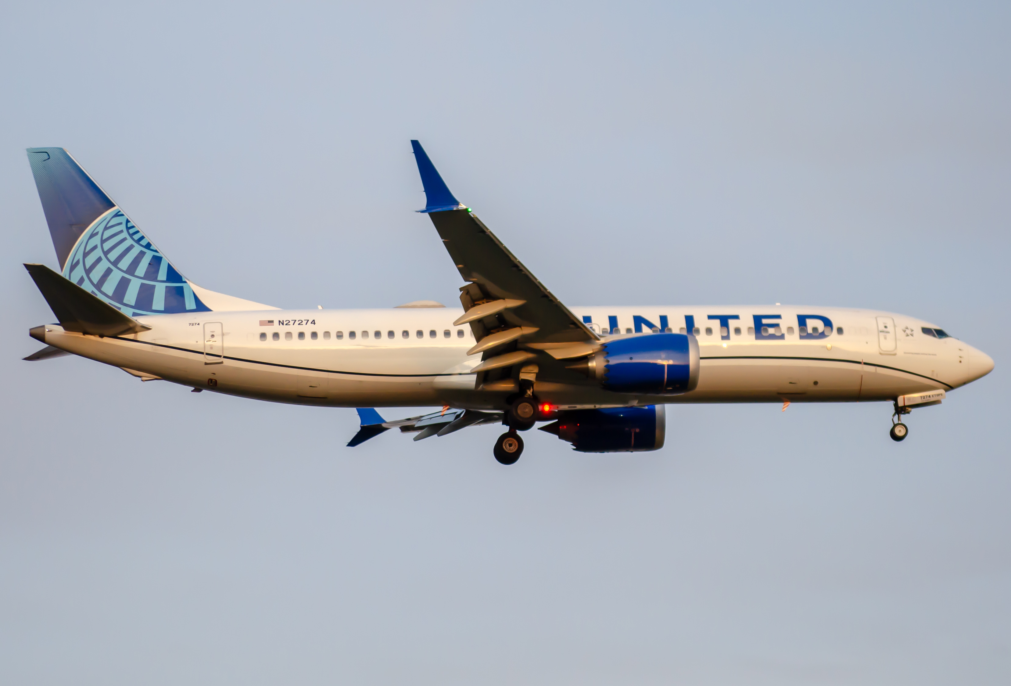 Full size: United Airlines Boeing 737 MAX 8 N27274 at Newark Liberty International Airport