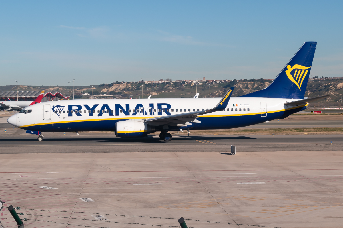 Full size: RyanAir Boeing 737-800 EI-EFI at Madrid Barajas Airport