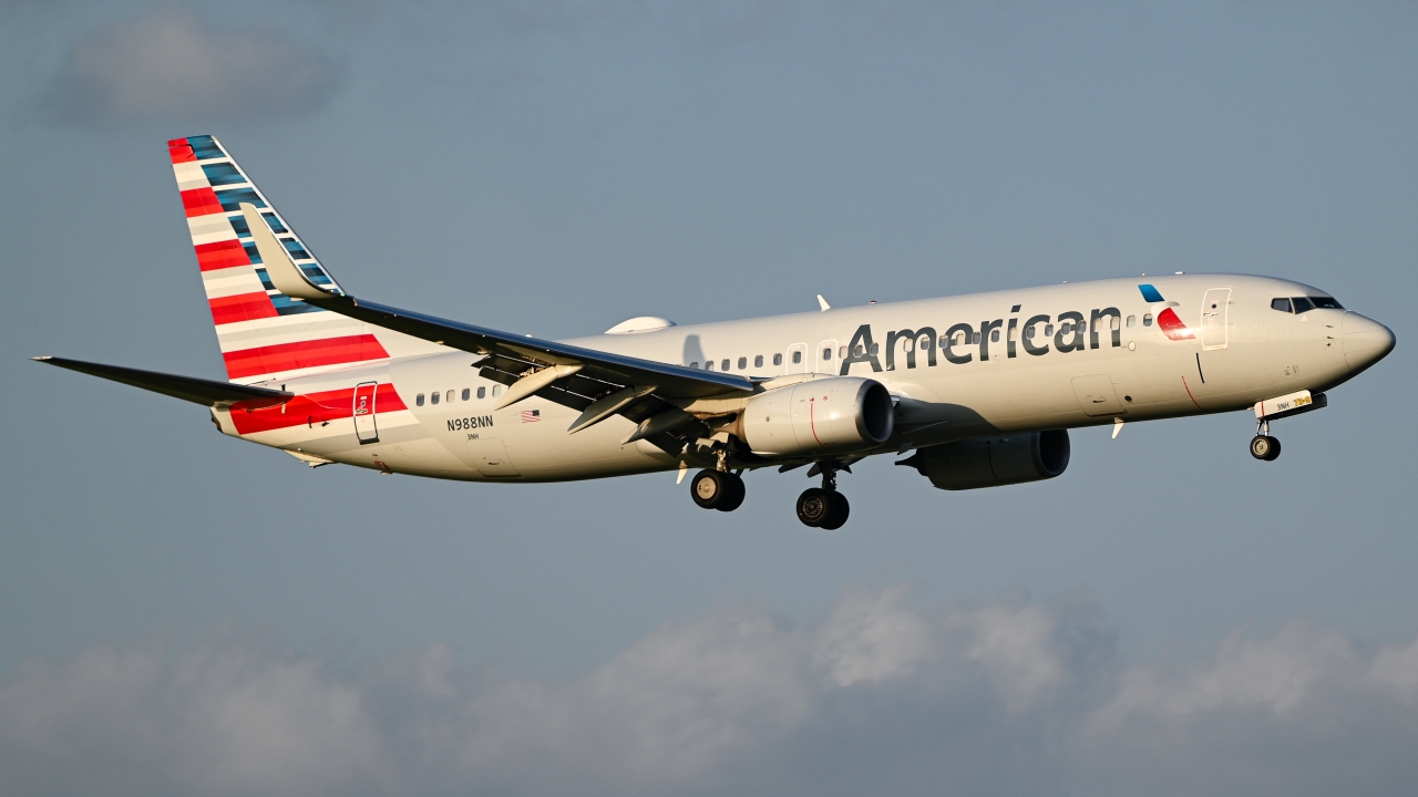 Full size: American Airlines Boeing 737-800 N988NN at Dallas-Fort Worth International Airport