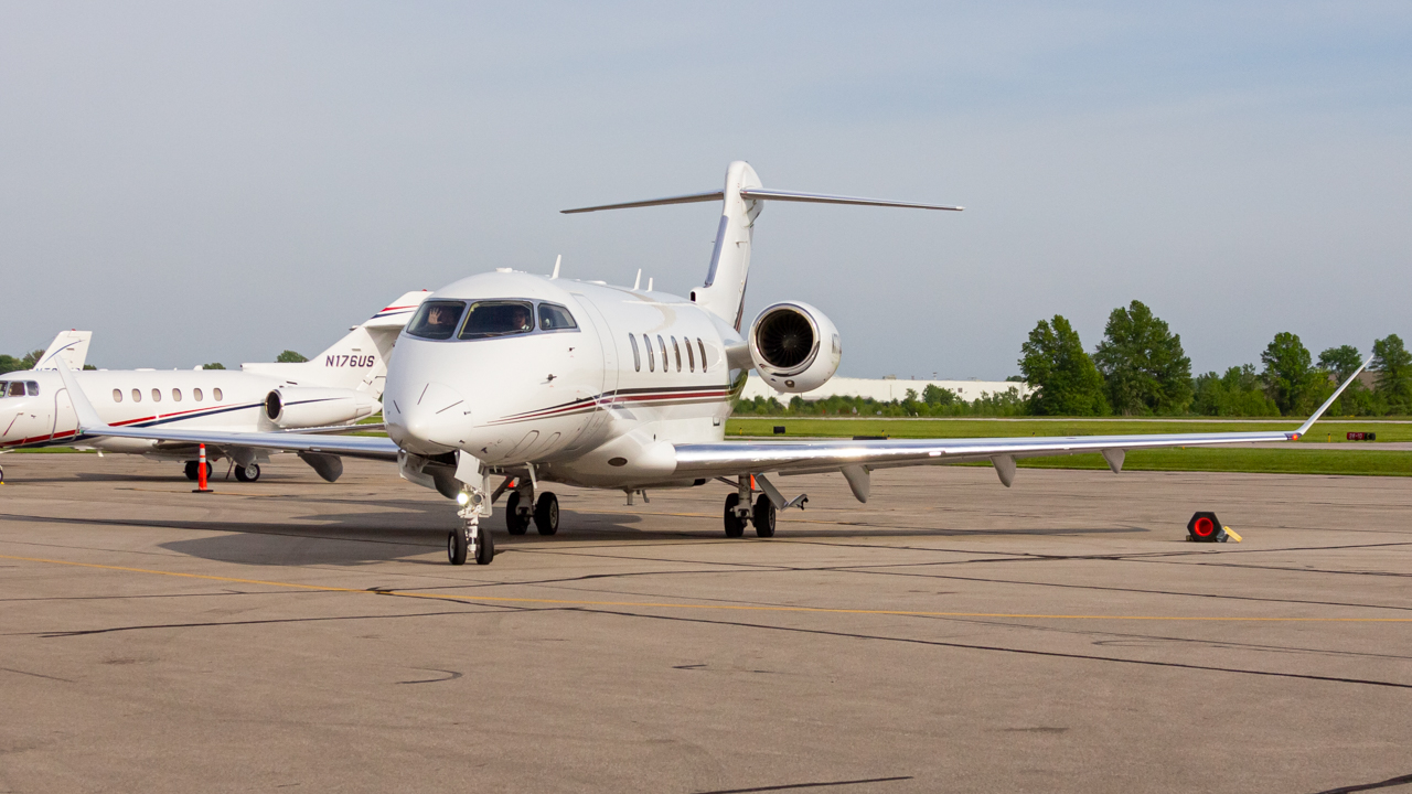 Full size: NetJets Bombardier Challenger 350  N771QS at Delaware Municipal Airport
