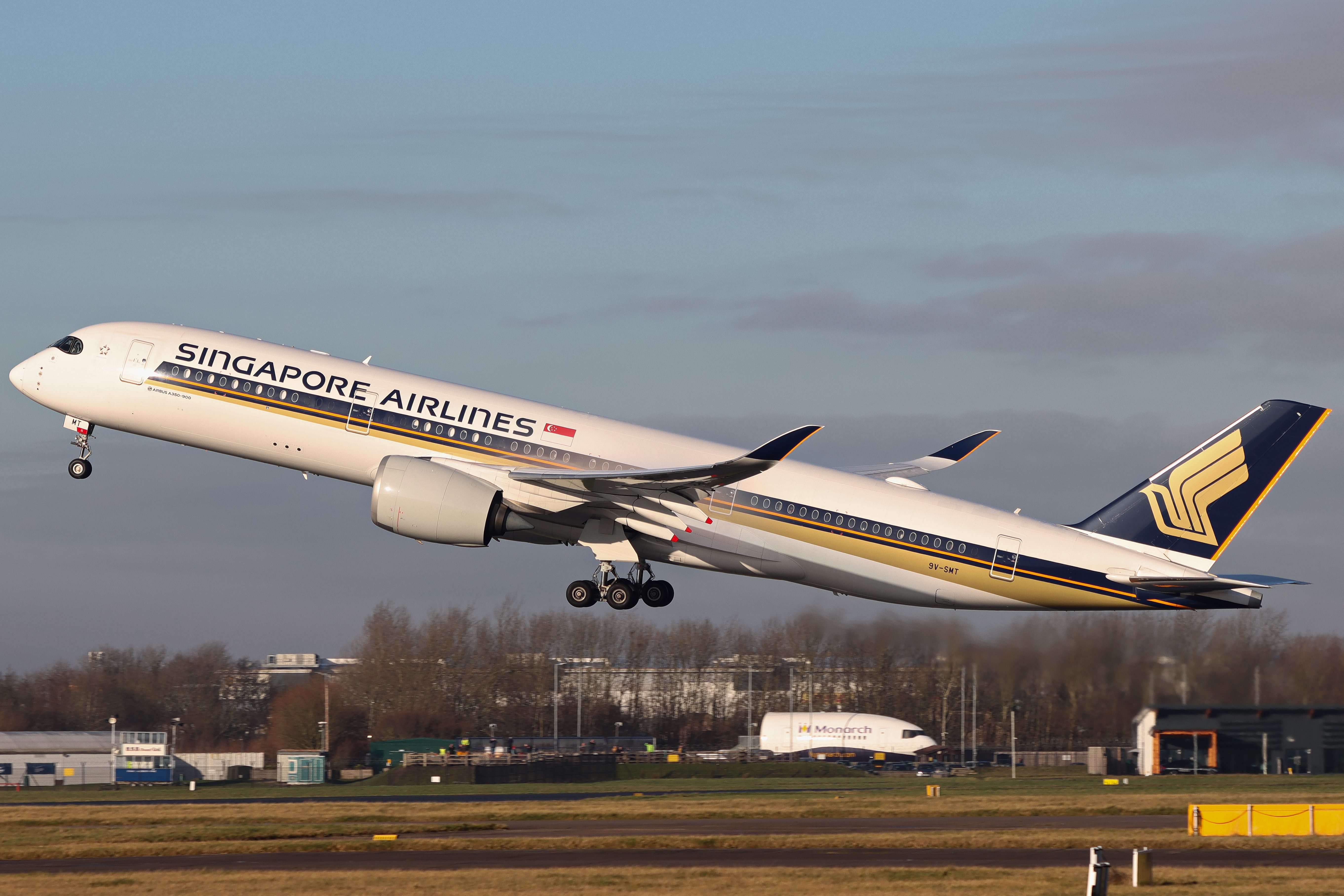 Full size: Singapore Airlines Airbus A350-900 9V-SMT at Manchester Airport