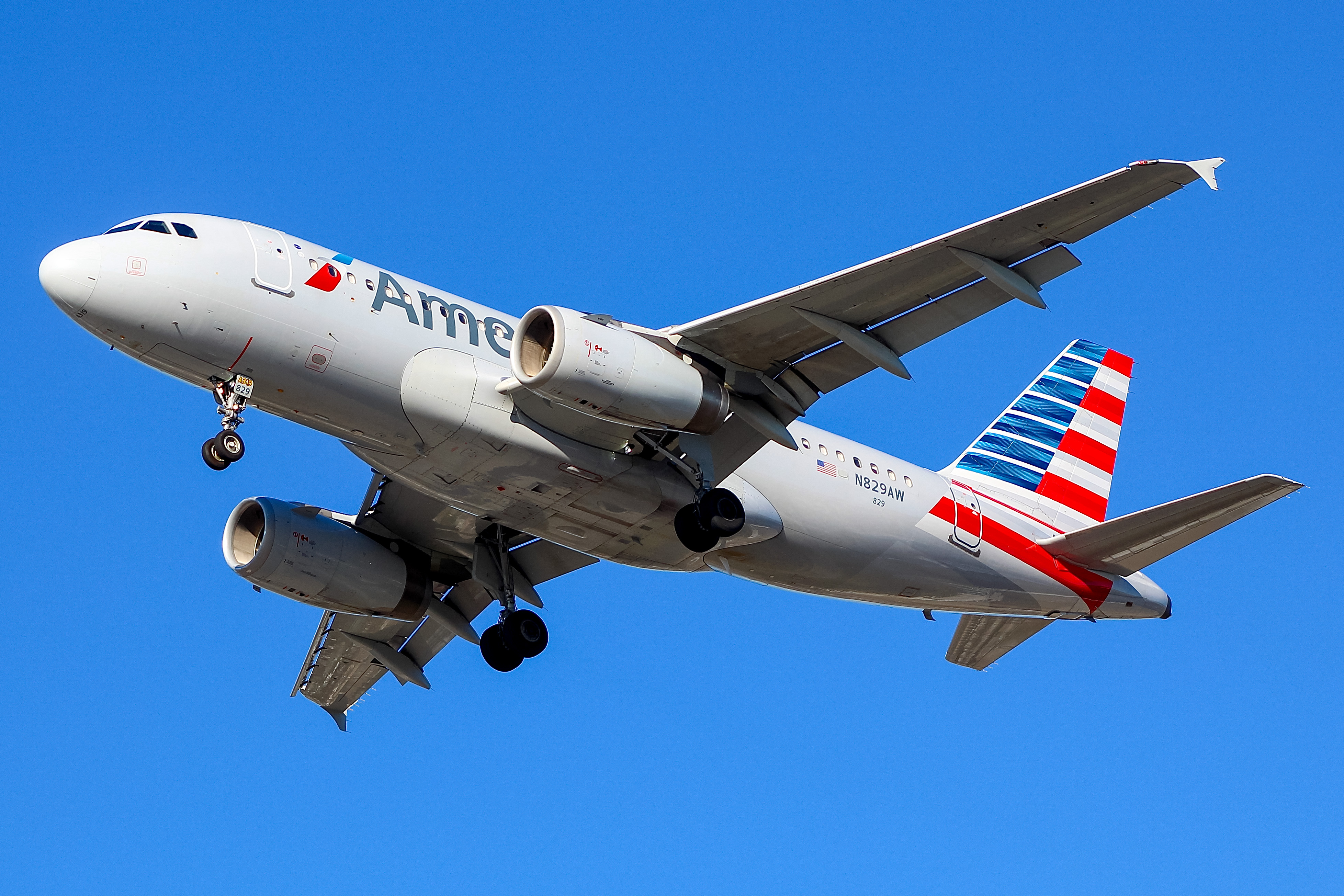 Full size: American Airlines Airbus A319 N829AW at 