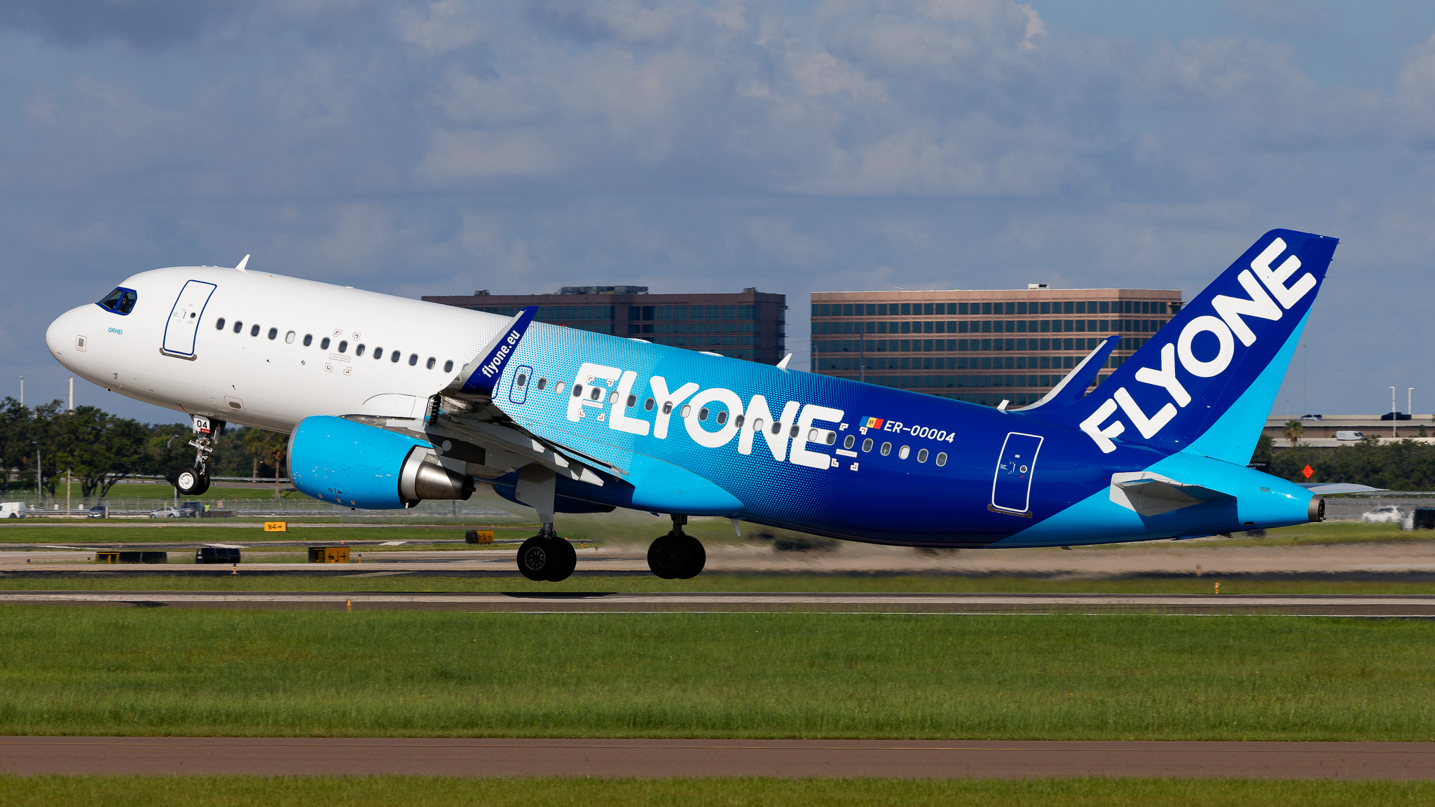Full size: FlyOne Airbus A320 ER-00004 at Tampa International Airport