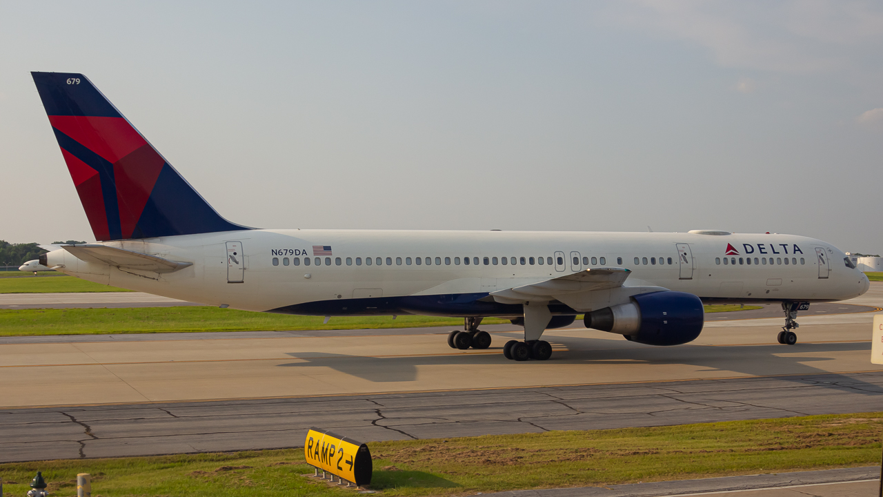 Full size: Delta Airlines Boeing 757-200 N679DA at Hartsfield-Jackson Atlanta International Airport