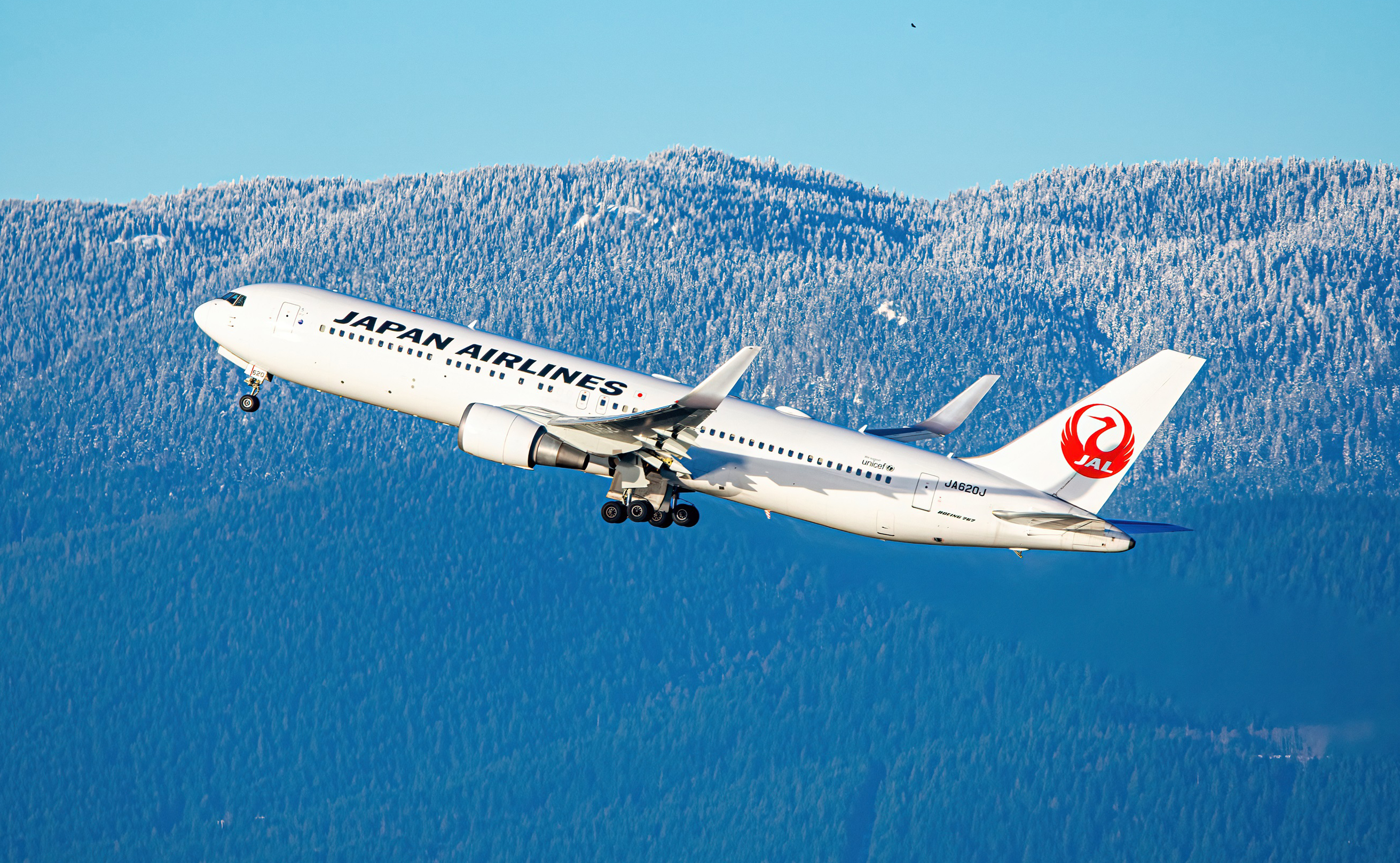 Full size: Japan Airlines Boeing 767-300ER JA620J at Vancouver International Airport