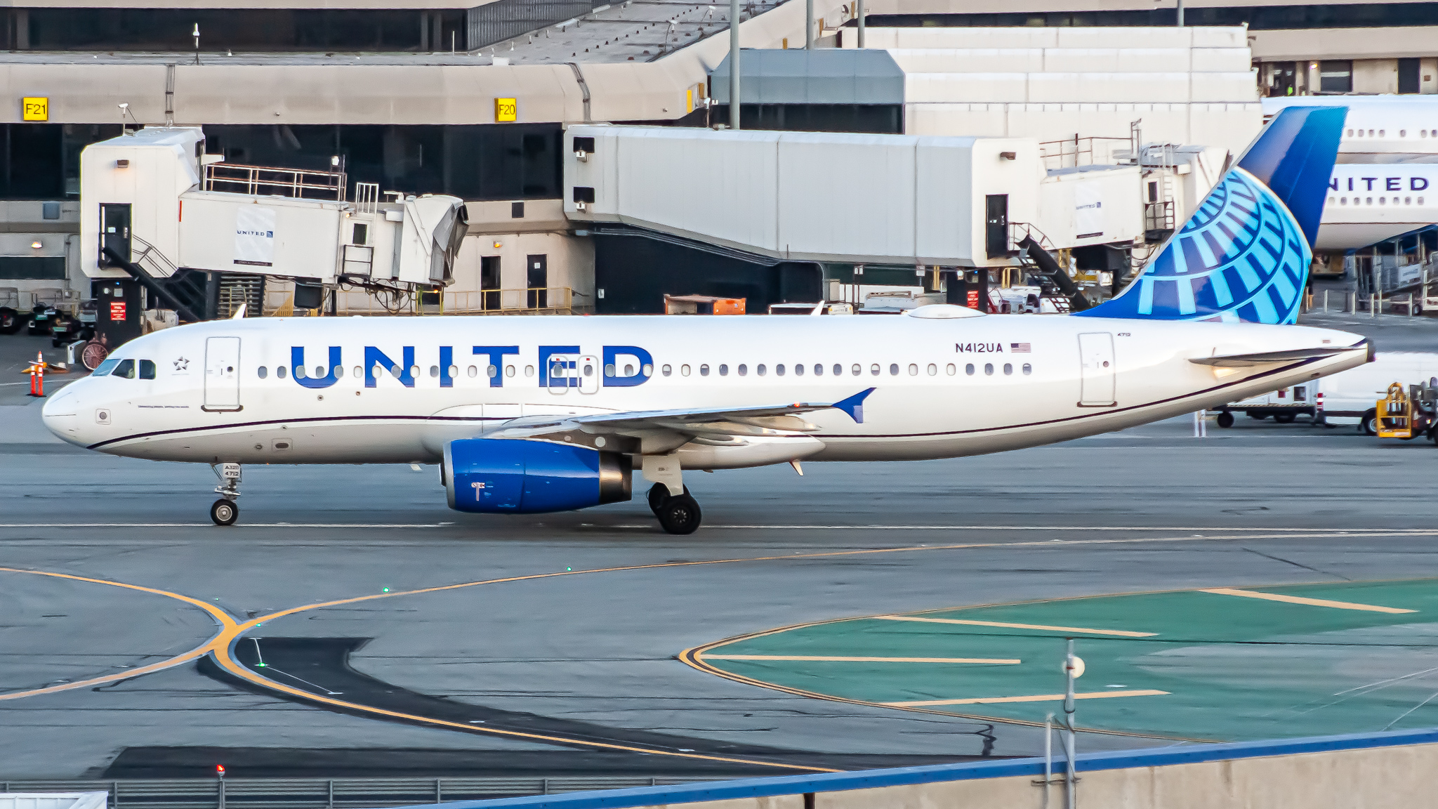 Full size: United Airlines Airbus A320 N412UA at San Francisco International Airport