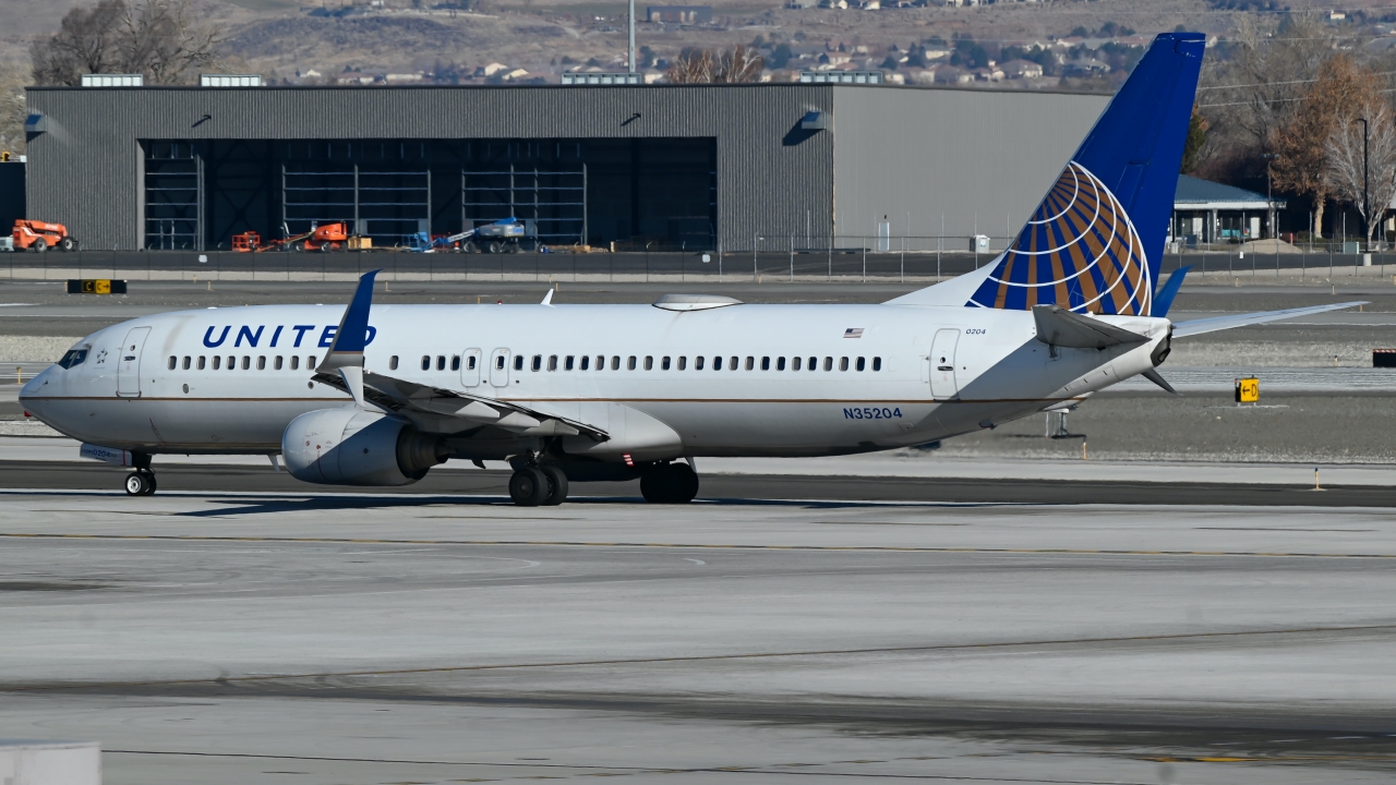 Full size: United Airlines Boeing 737-800 N35204 at Reno/Tahoe International Airport