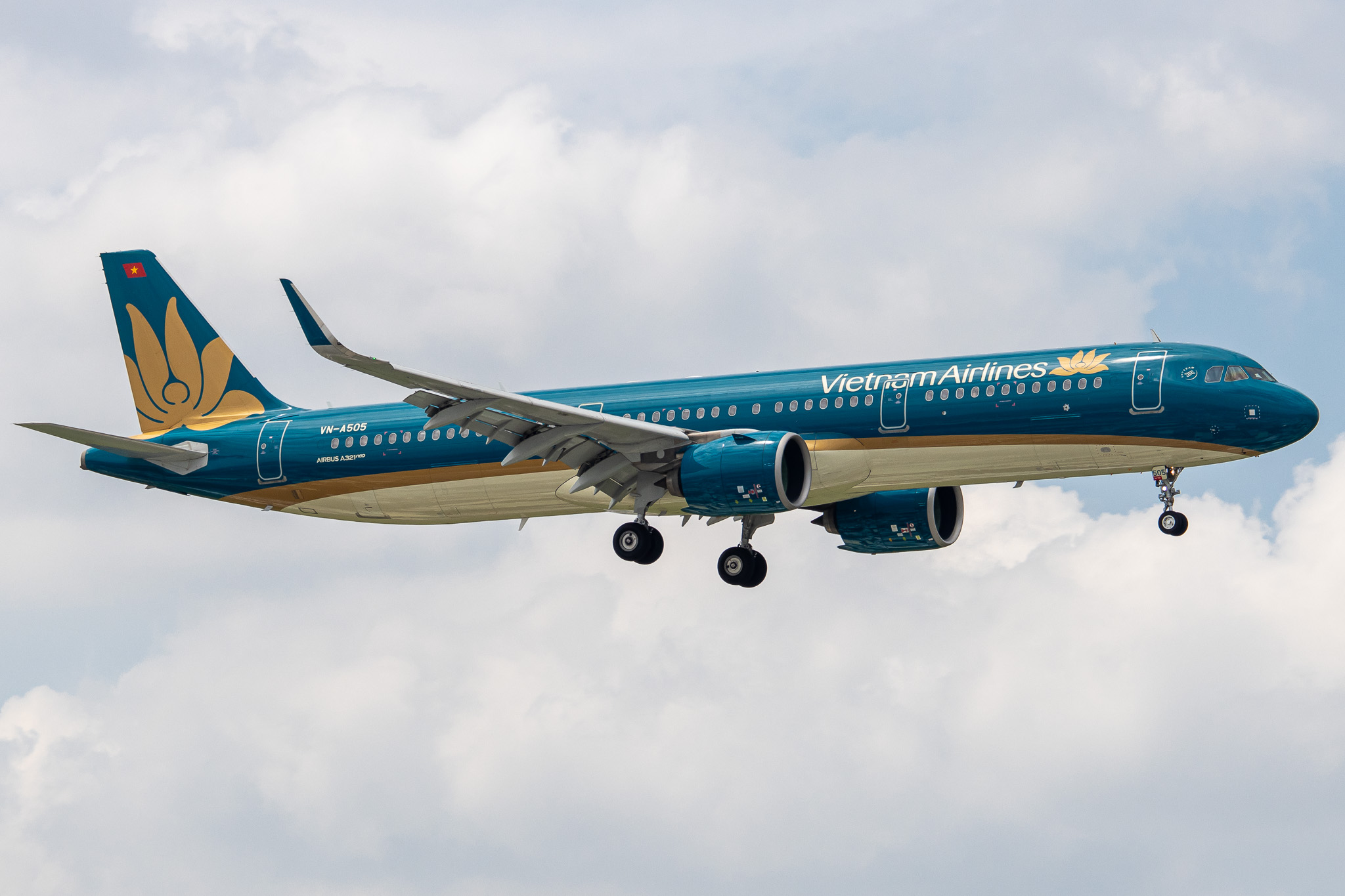Full size: Vietnam Airlines Airbus A321NEO VN-A505 at Tan Son Nhat International Airport