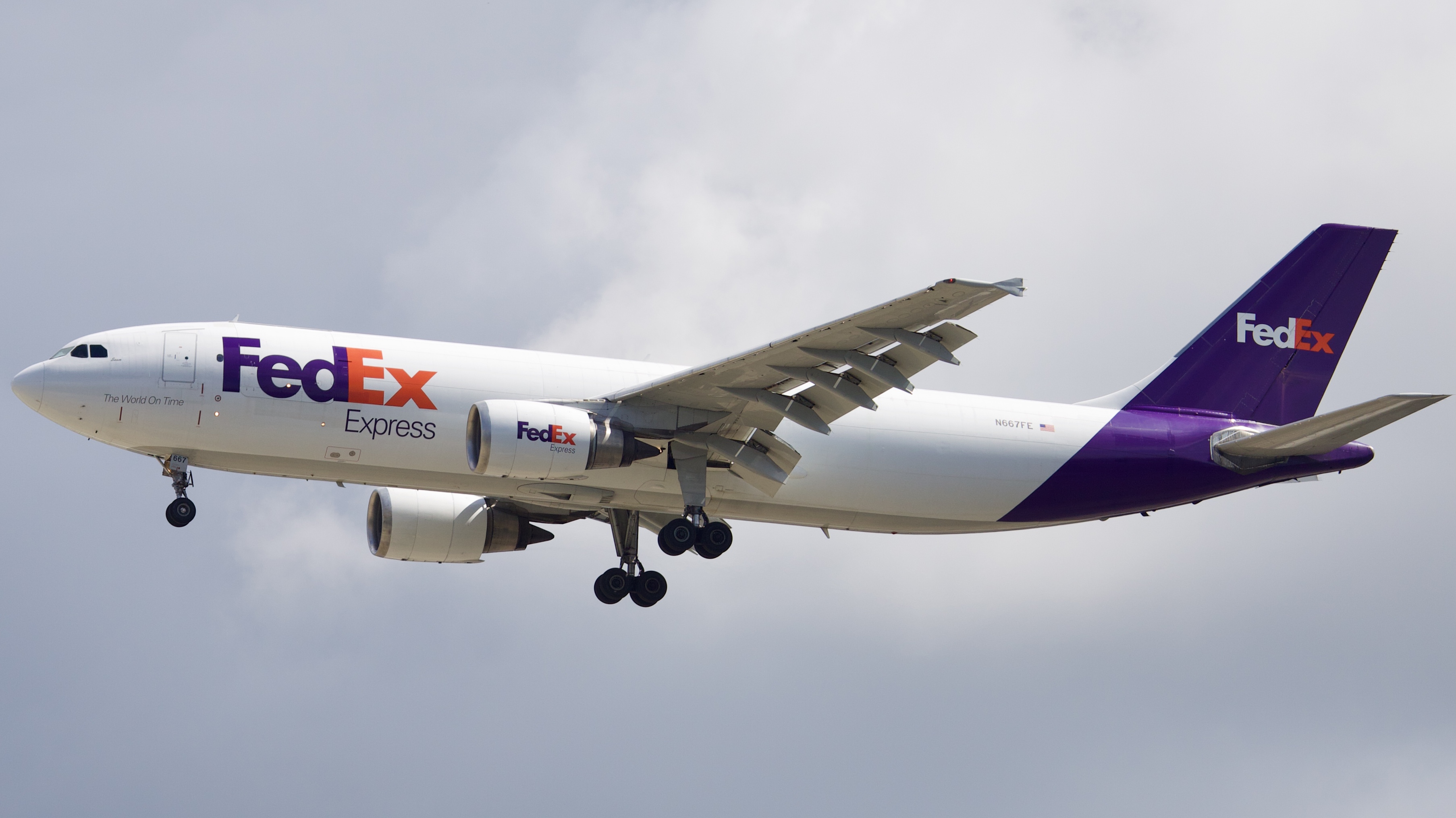 Full size: FedEx Airbus A300F-600 N667FE at Houston-George Bush Intercontinental Airport