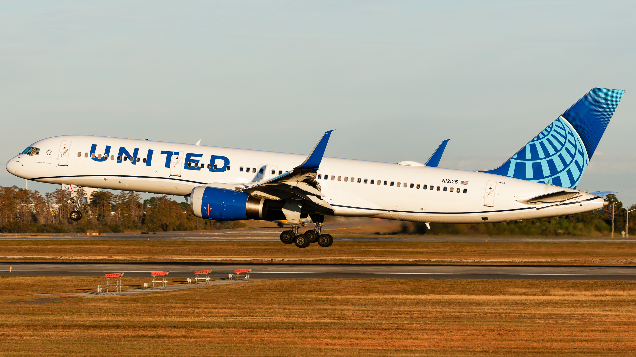Full size: United Airlines Boeing 757-200 N12125 at Orlando International Airport