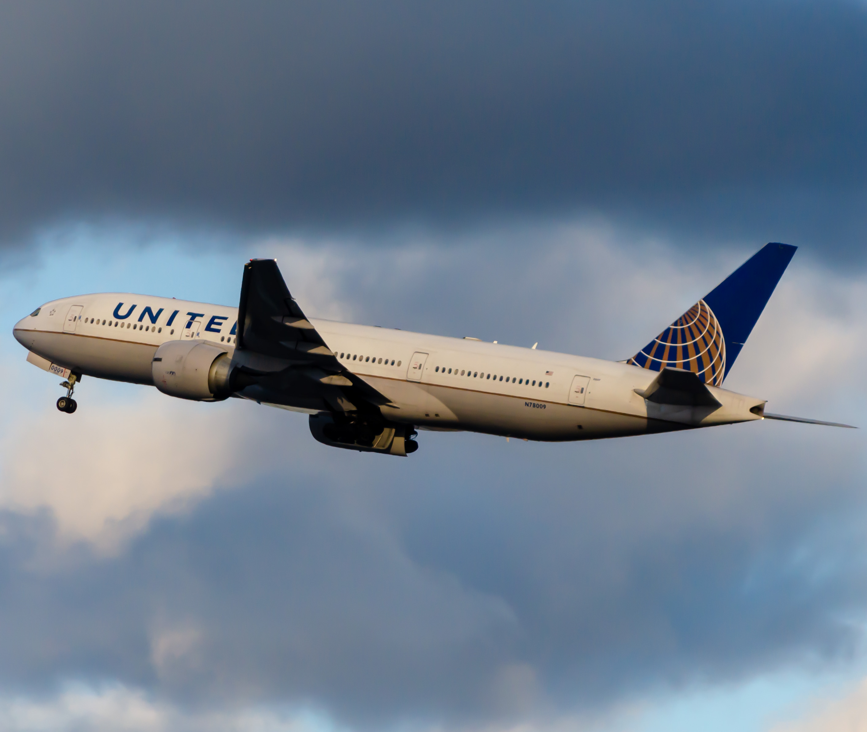 Full size: United Airlines Boeing 777-200ER N78009 at Newark Liberty International Airport