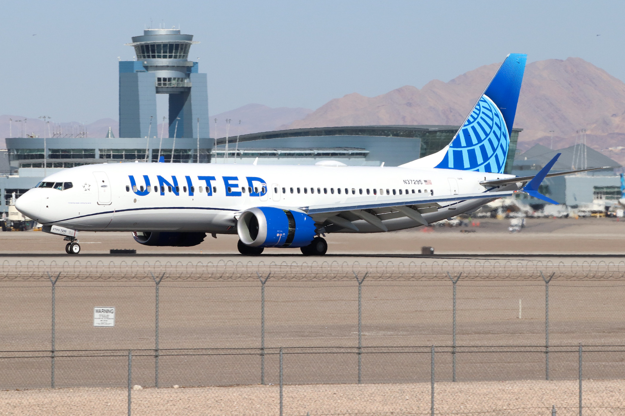 Full size: United Airlines Boeing 737 MAX 8 N37295 at Harry Reid International Airport