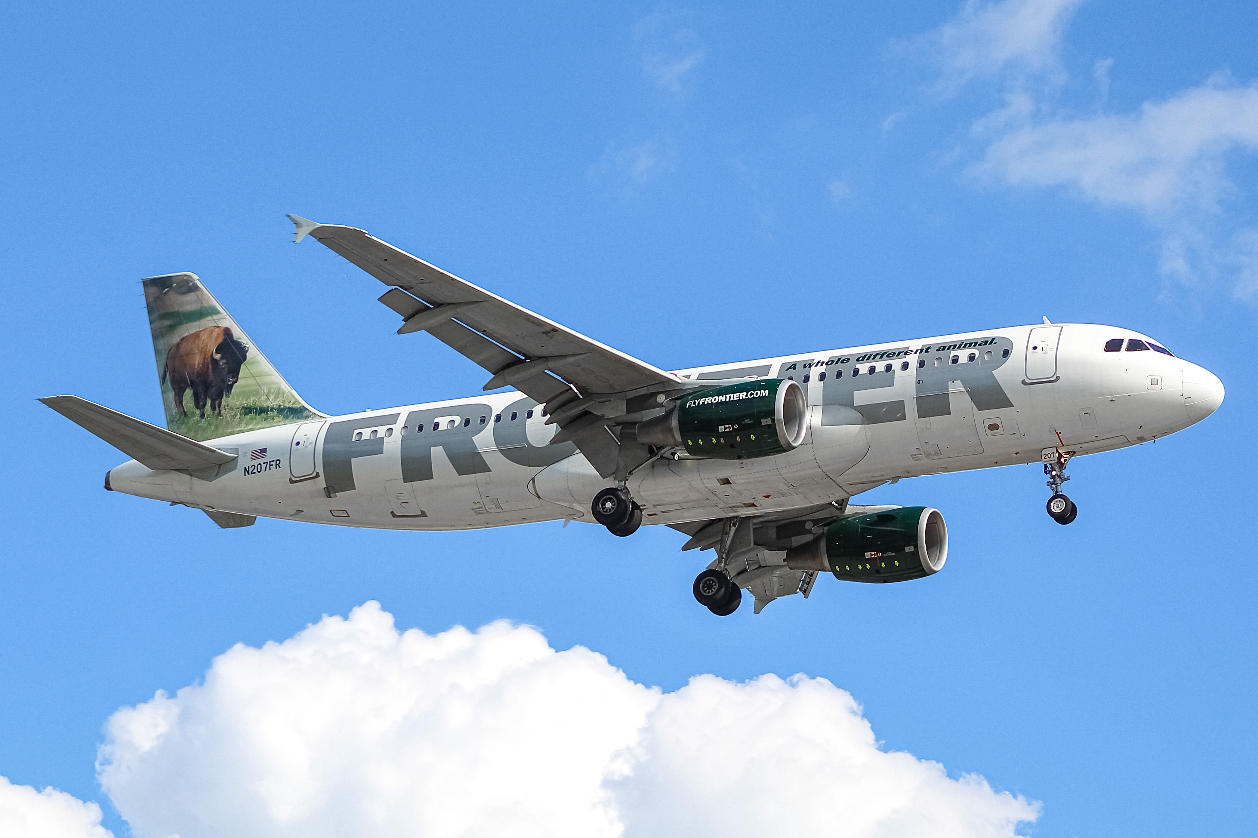 Full size: Frontier Airlines Airbus A320 N207FR at General Mitchell International Airport
