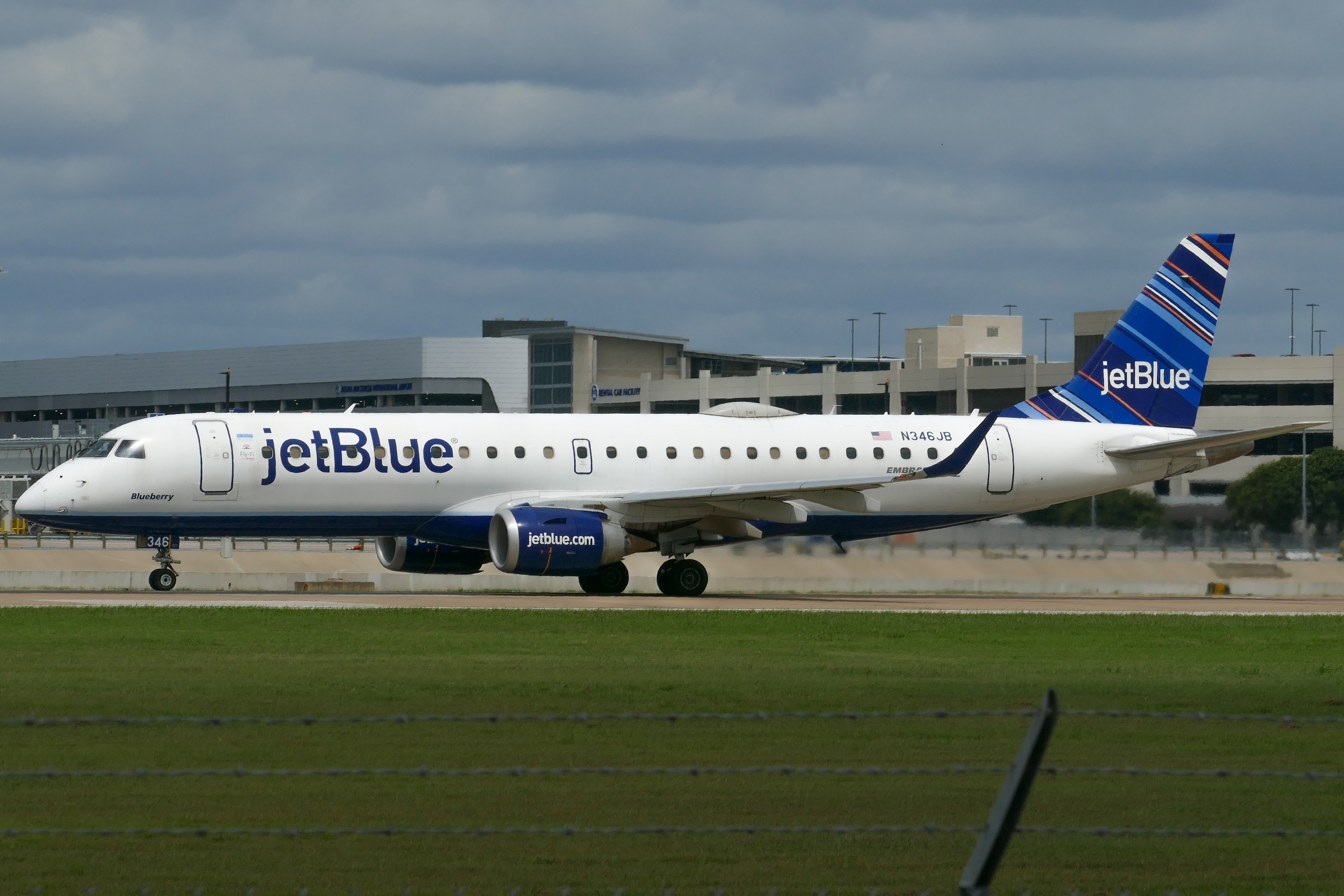 Full size: JetBlue Airways Embraer E190 N346JB at Austin-Bergstrom International Airport