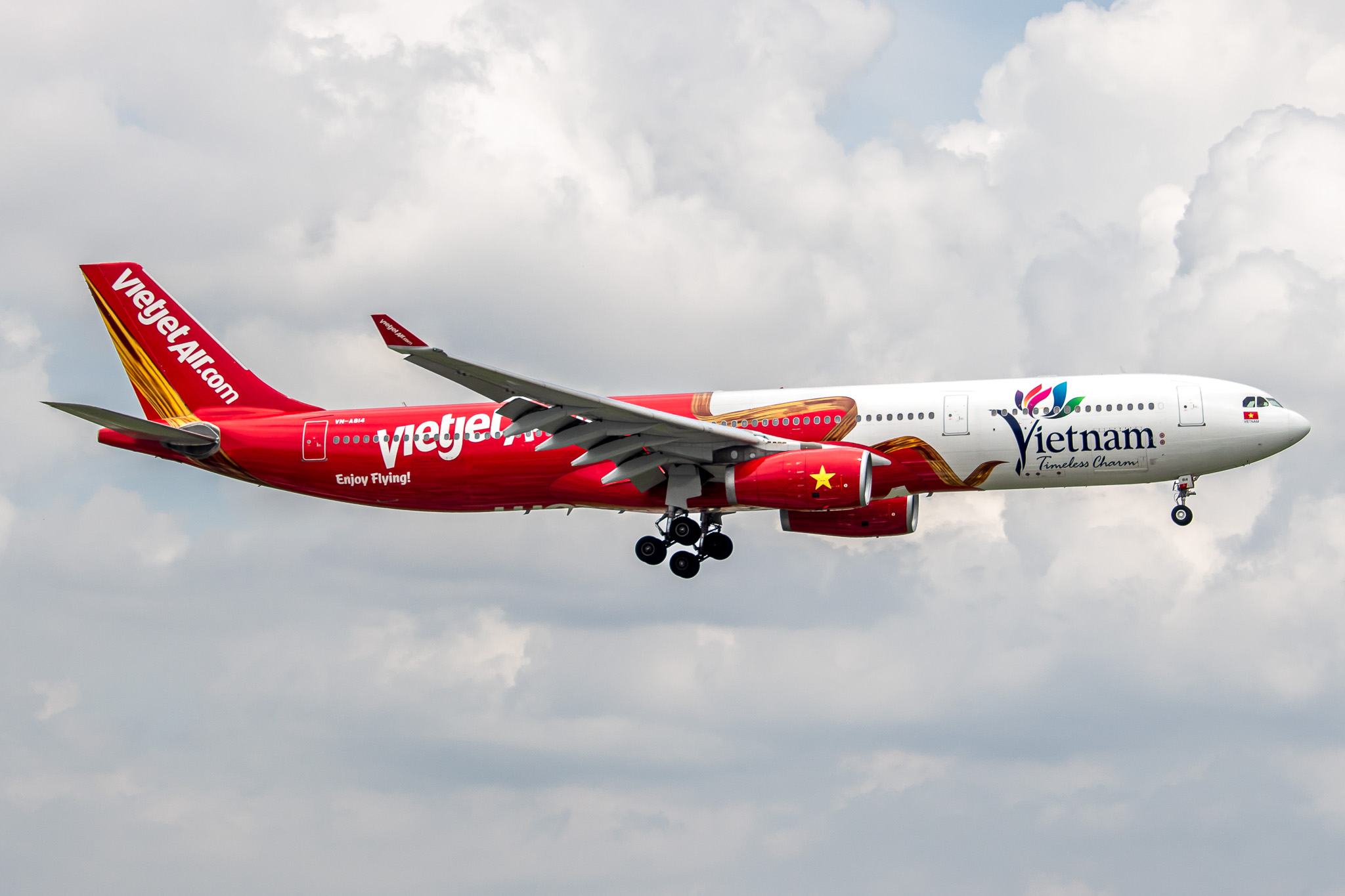Full size: VietJet Air Airbus A330-300 VN-A814 at Tan Son Nhat International Airport