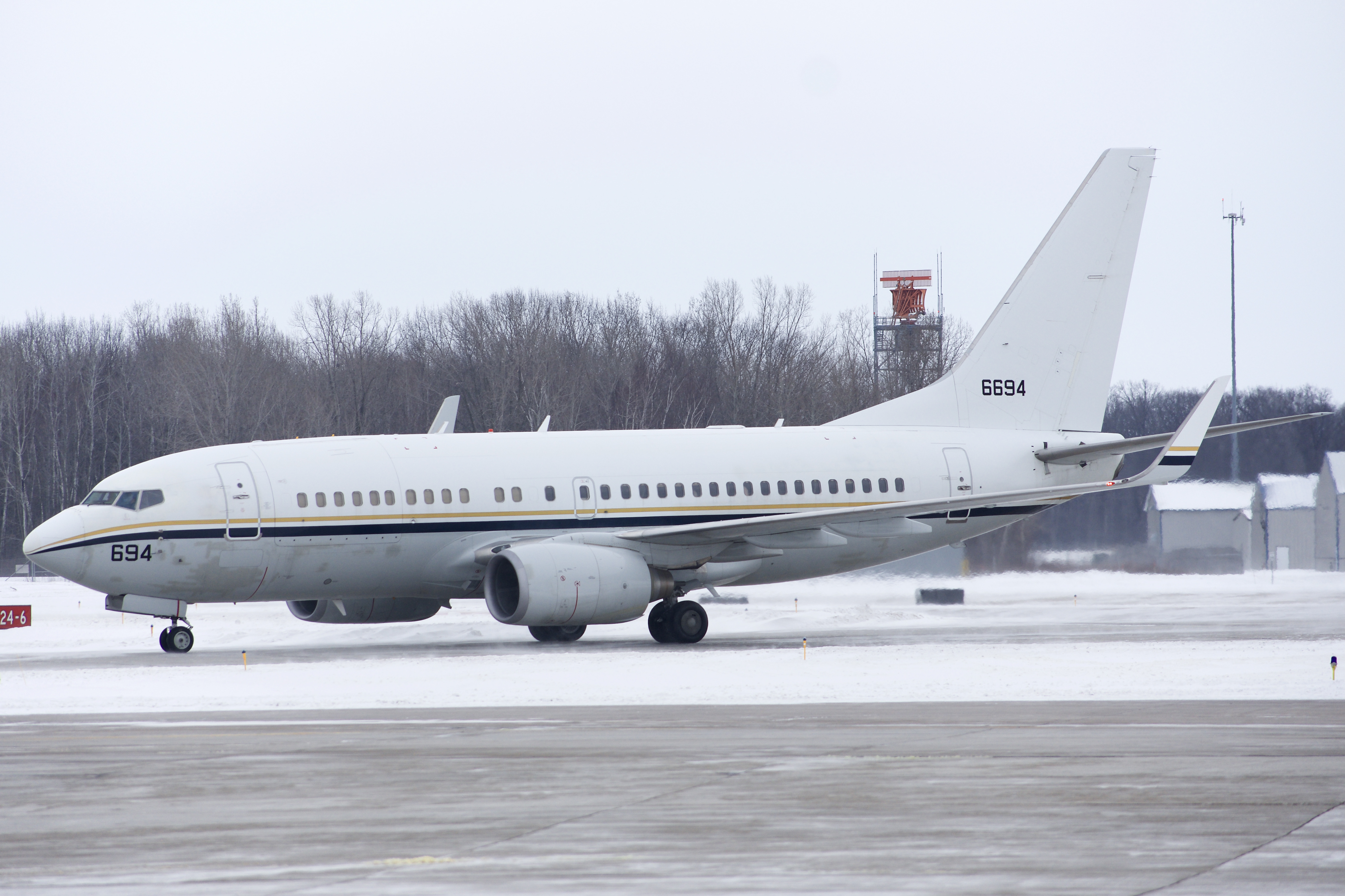 Full size: USN Boeing C-40 166694 at Green Bay-Austin Straubel International Airport