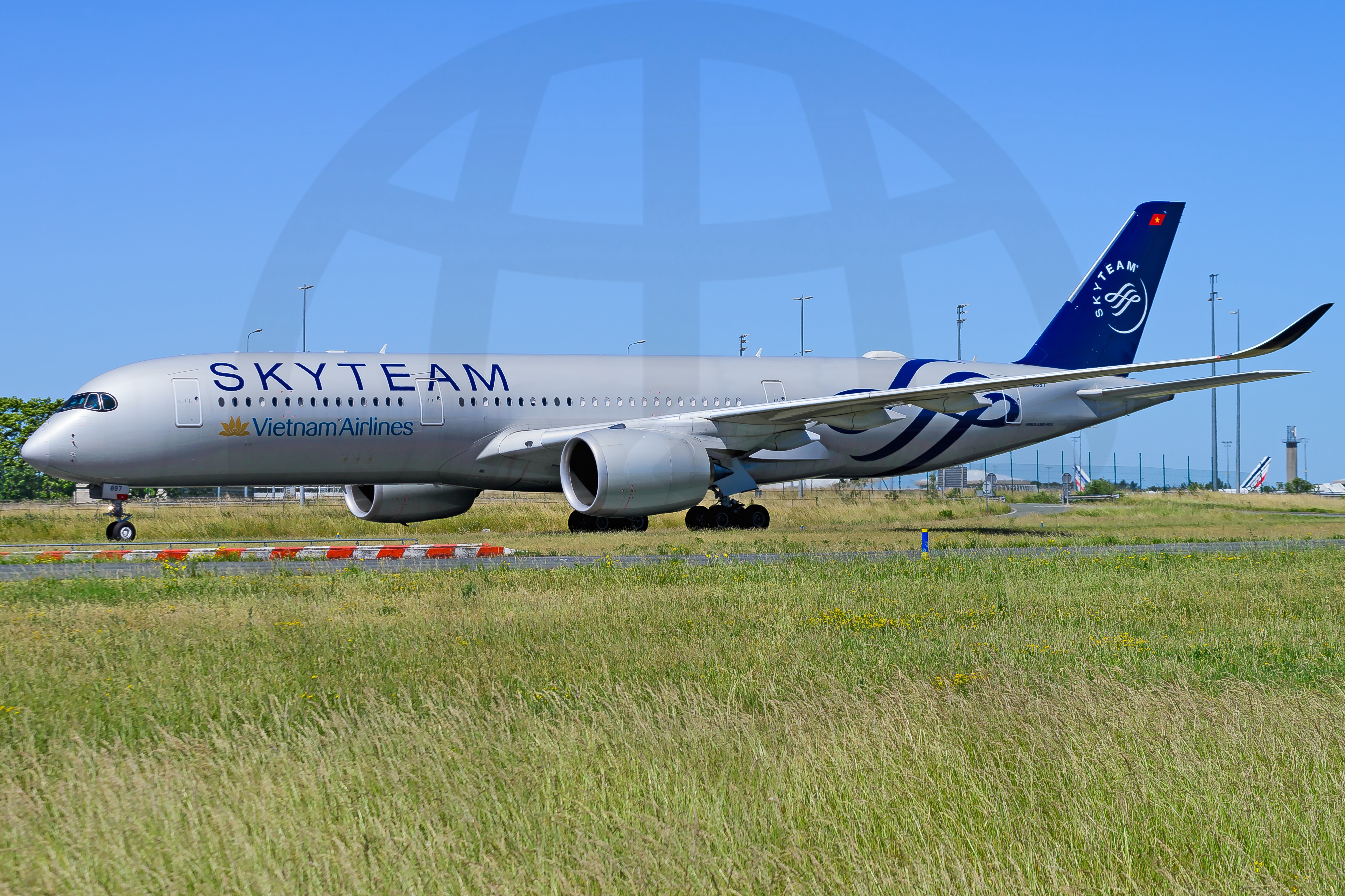 Full size: Vietnam Airlines Airbus A350-900 VN-A897 at Paris Charles de Gaulle Airport