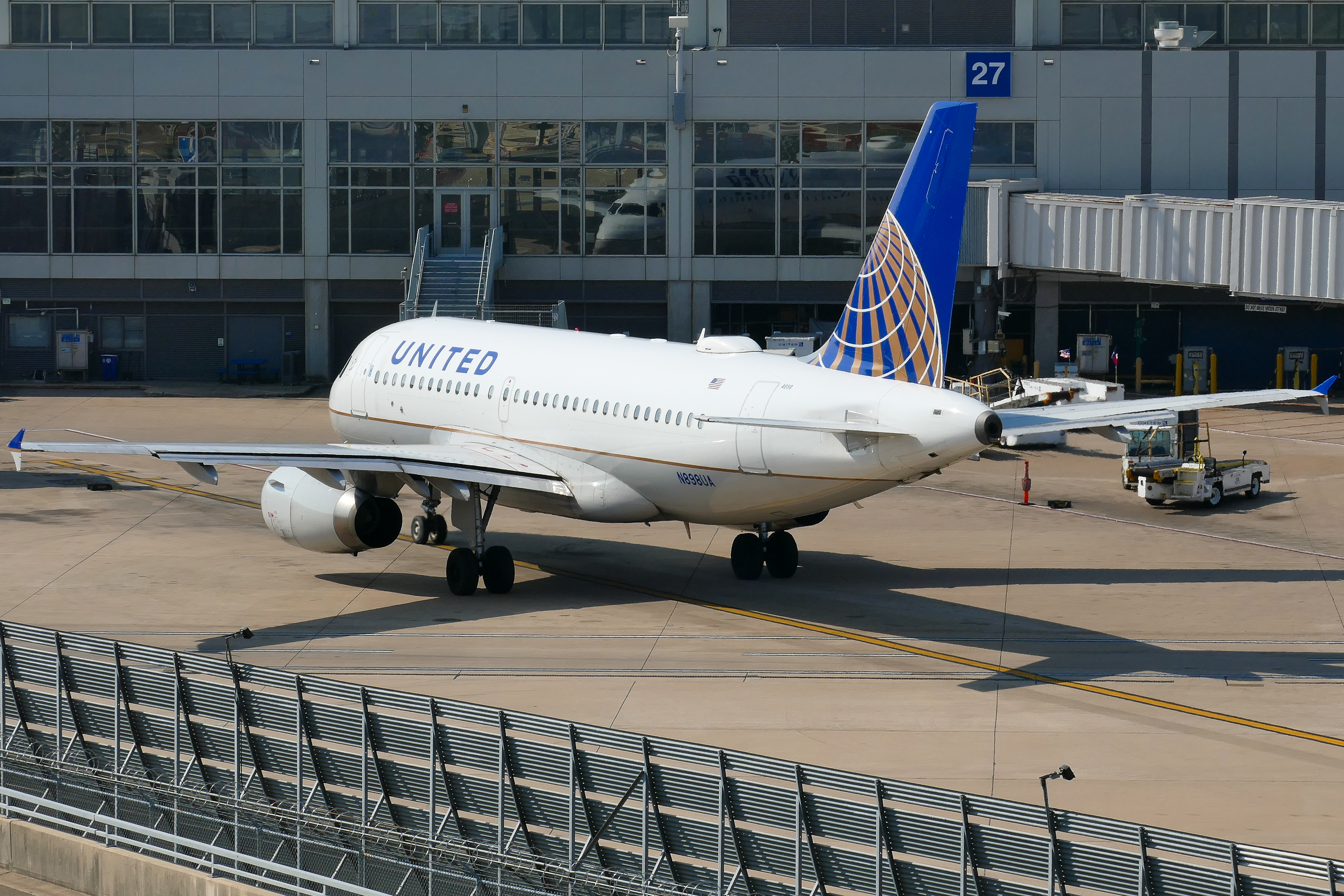 Full size: United Airlines Airbus A319 N898UA at Austin-Bergstrom International Airport