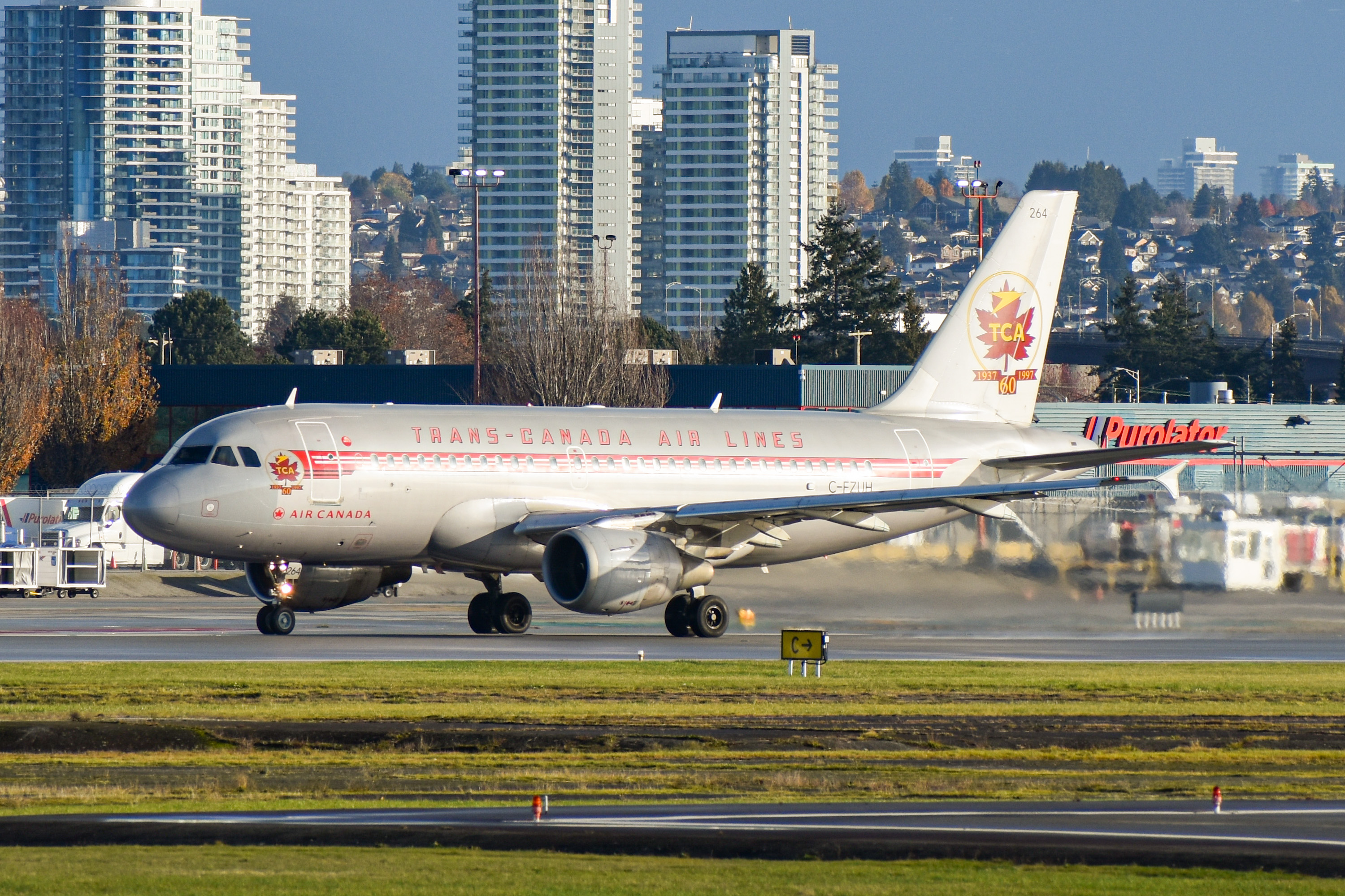 Full size: Air Canada Airbus A319 C-FZUH at Vancouver International Airport