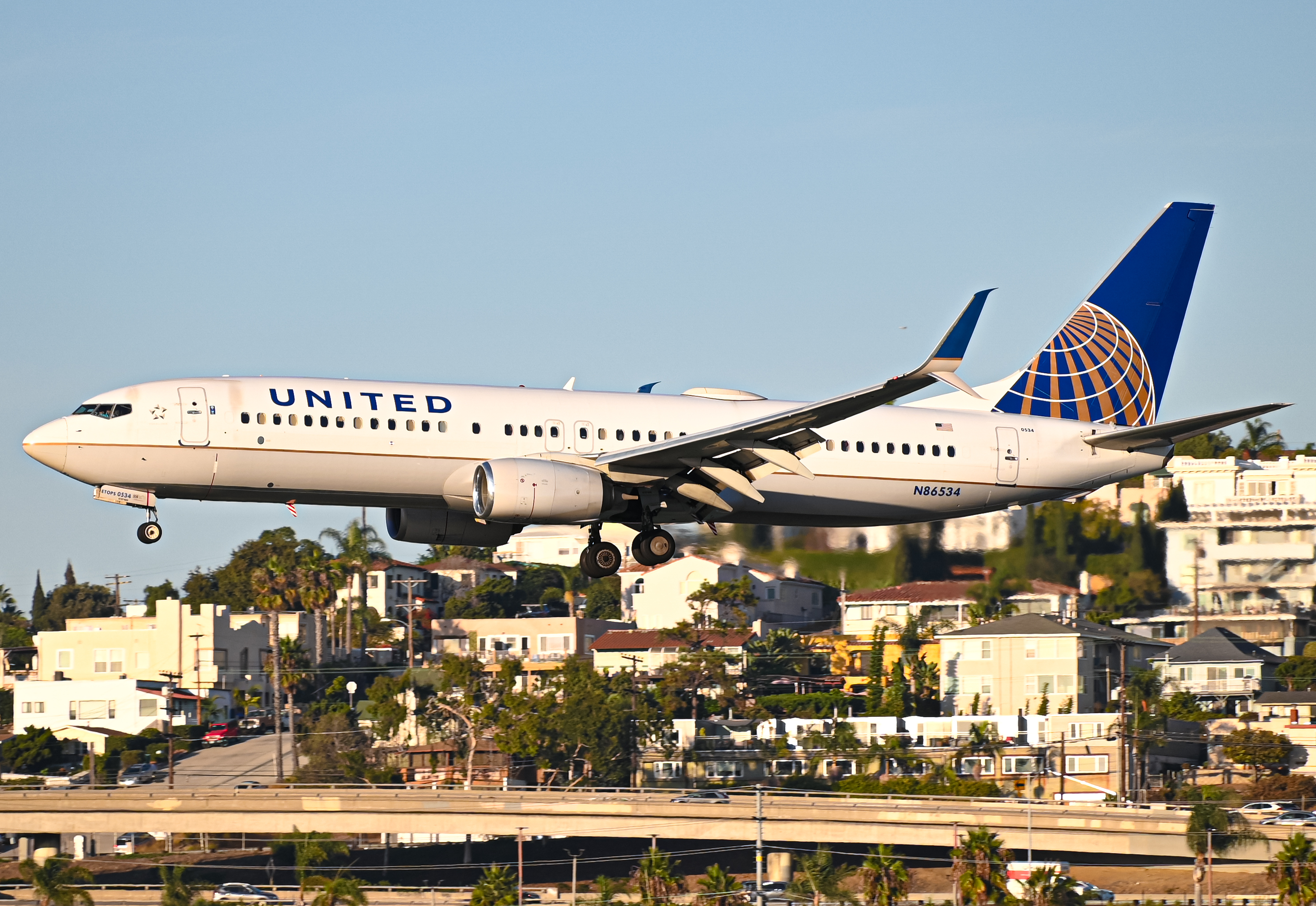 Full size: United Airlines Boeing 737-800 N86534 at San Diego International Airport
