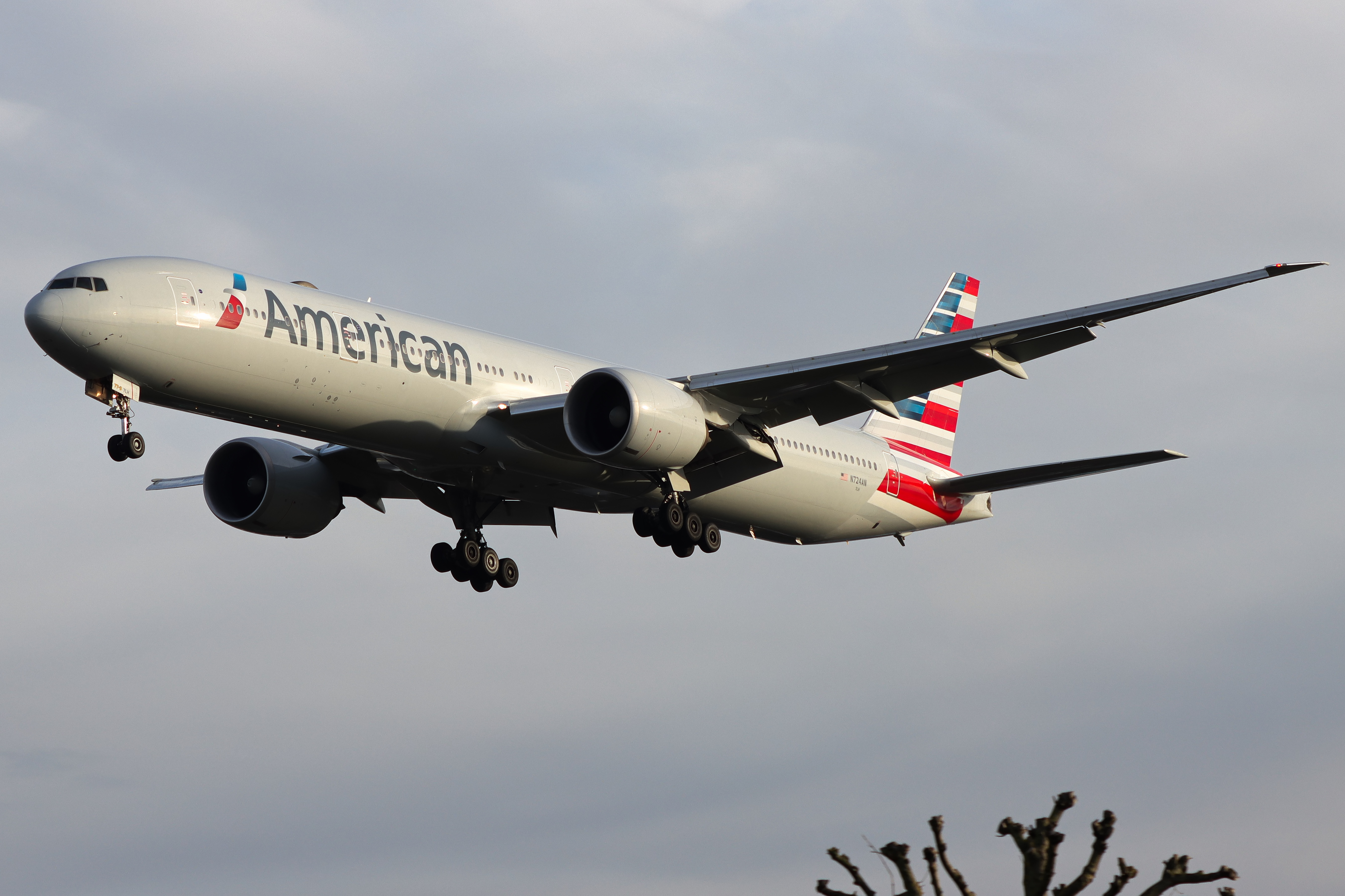 Full size: American Airlines Boeing 777-300ER N724AN at London Heathrow International Airport