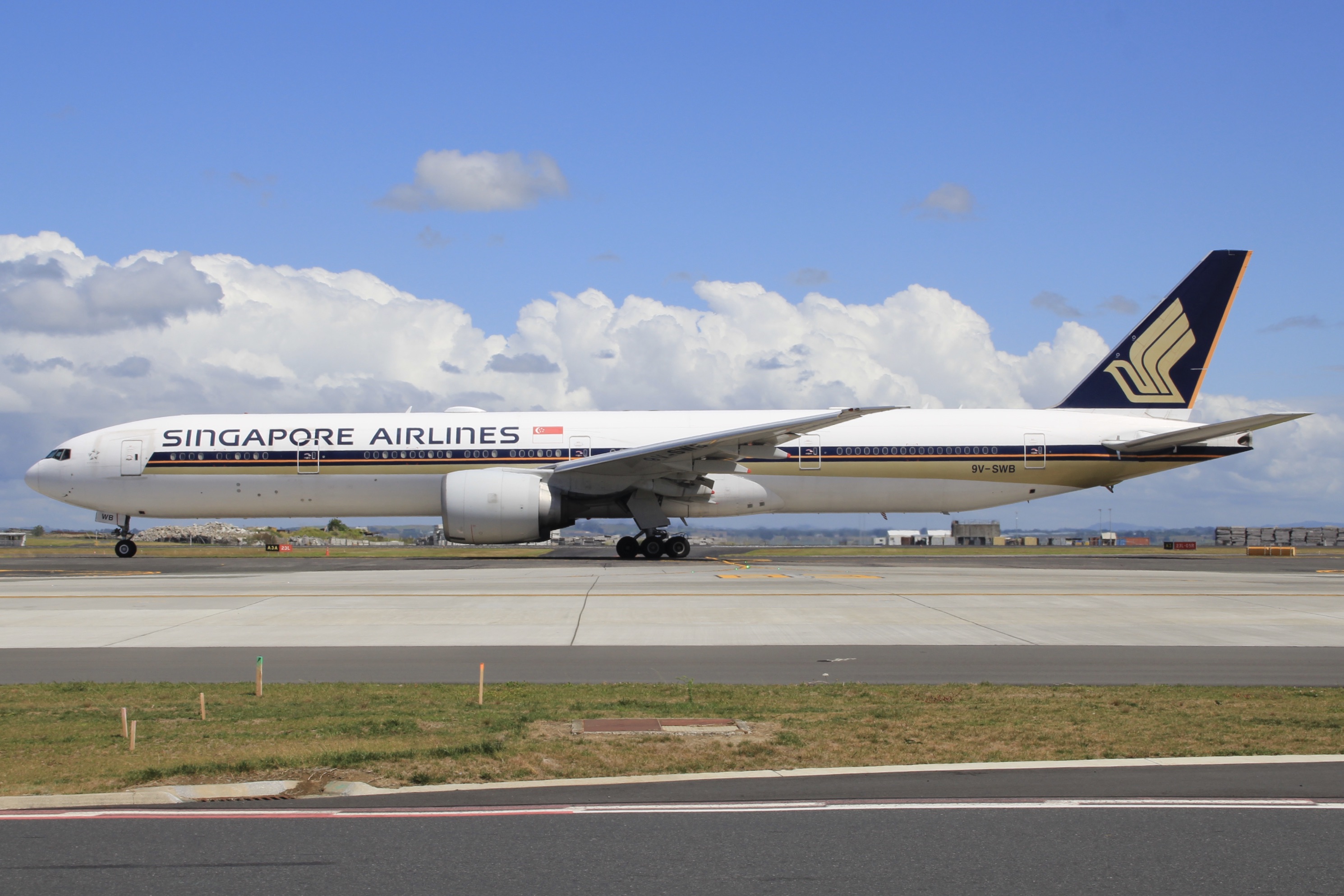 Full size: Singapore Airlines Boeing 777-300ER 9V-SWB at Auckland International Airport