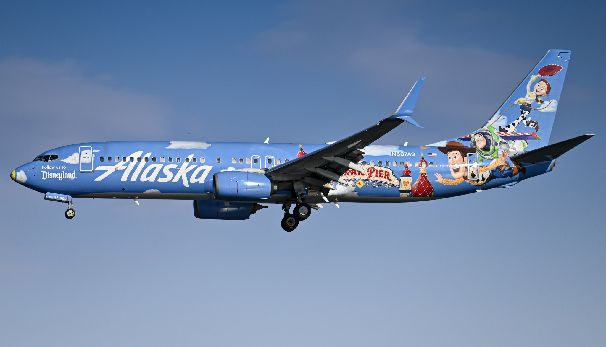 Full size: Alaska Airlines Boeing 737-800 N537AS at Ronald Reagan National Airport