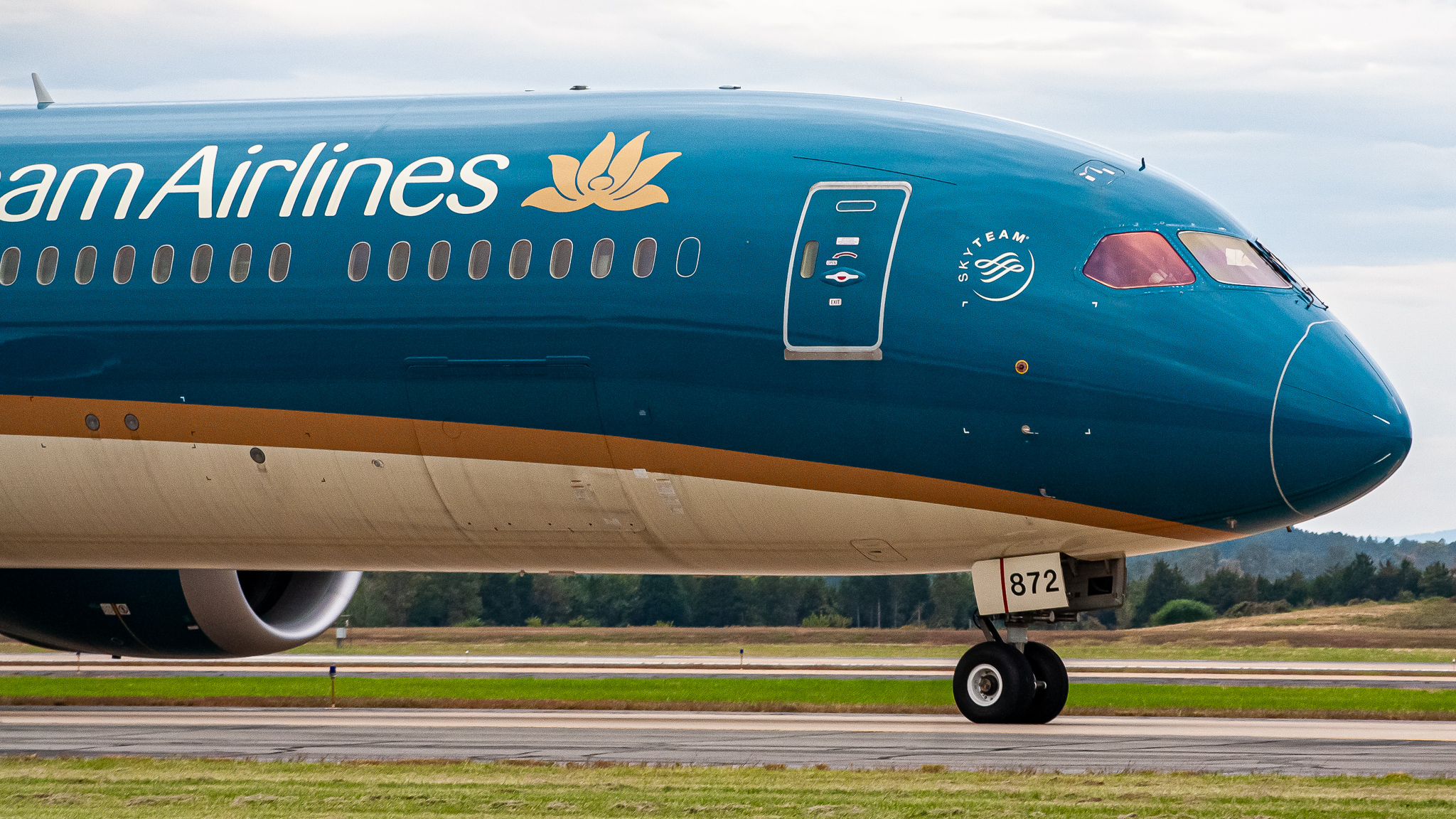 Full size: Vietnam Airlines Boeing 787-10 VN-A872 at Washington Dulles International Airport