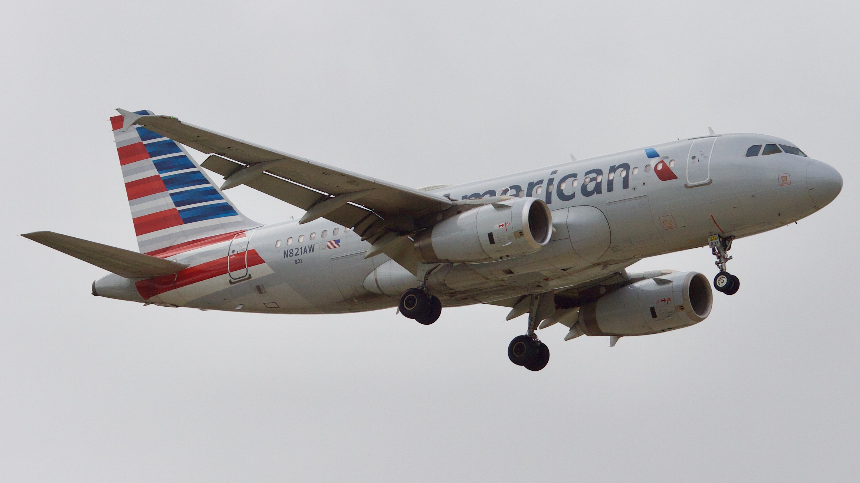 Full size: American Airlines Airbus A319 N821AW at Houston-George Bush Intercontinental Airport