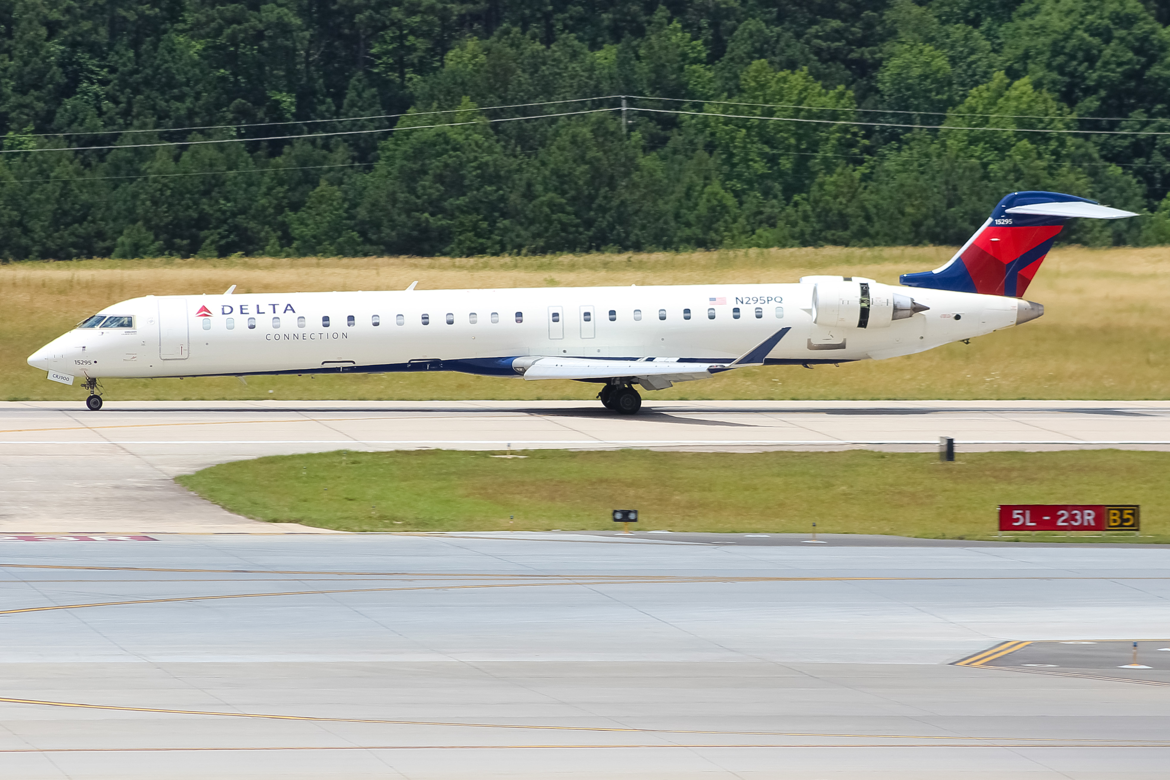 Full size: Delta Connection Mitsubishi CRJ-900 N295PQ at Raleigh-Durham International Airport