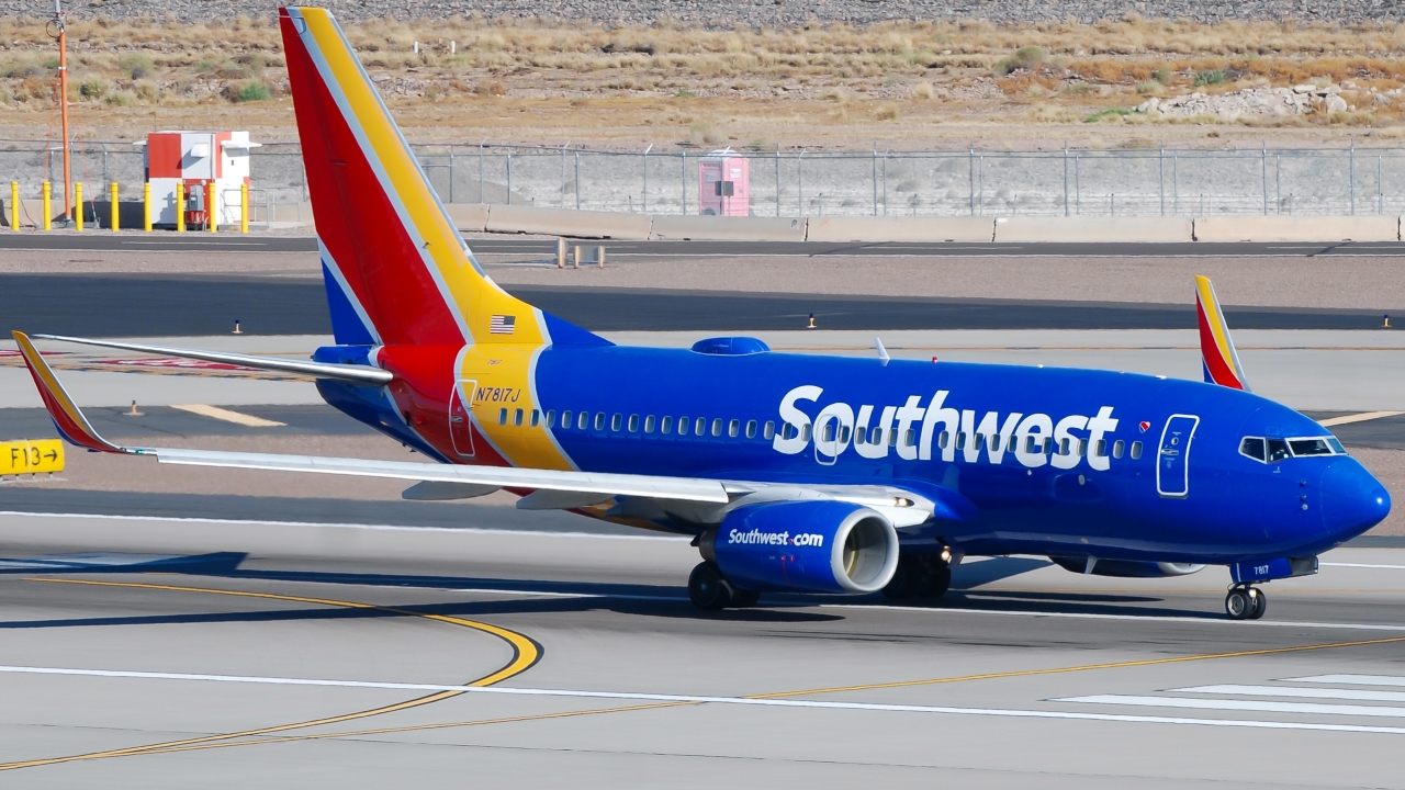 Full size: Southwest Airlines Boeing 737-700 N7817J at Phoenix Sky Harbor International Airport