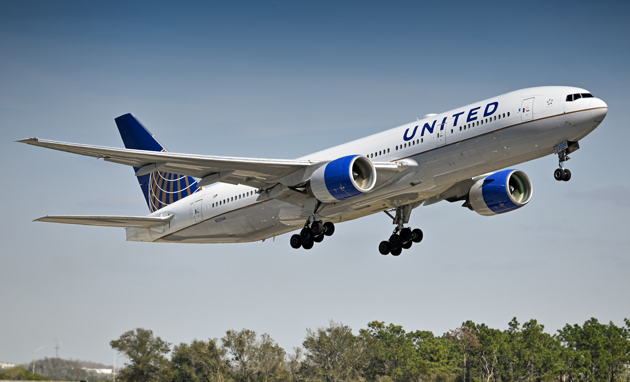 Full size: United Airlines Boeing 777-200ER N220UA at Orlando International Airport